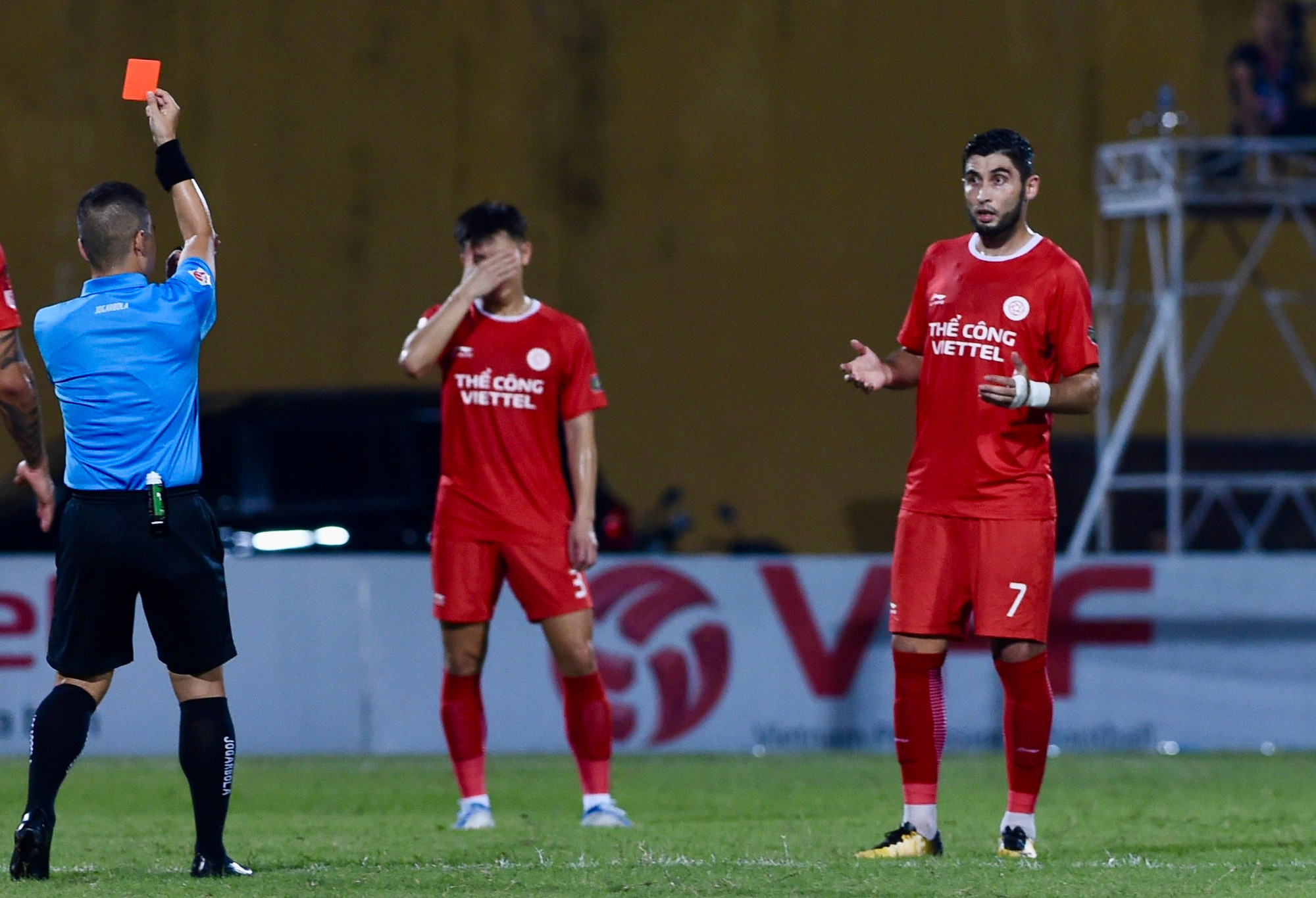 Đáng tiếc ở ngay phút thứ 10, Jaha chịu thẻ đỏ sau một pha chơi xấu với cầu thủ đối phương.