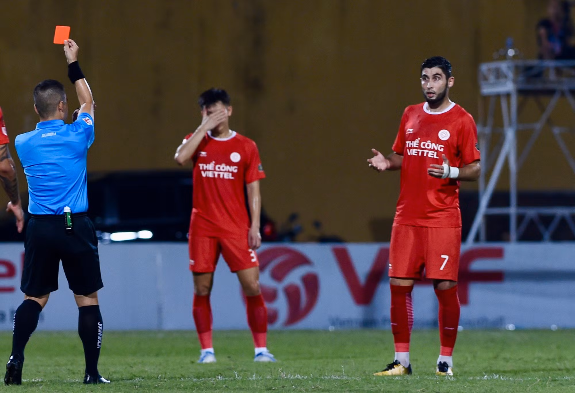 Đáng tiếc ở ngay phút thứ 10, Jaha chịu thẻ đỏ sau một pha chơi xấu với cầu thủ đối phương.