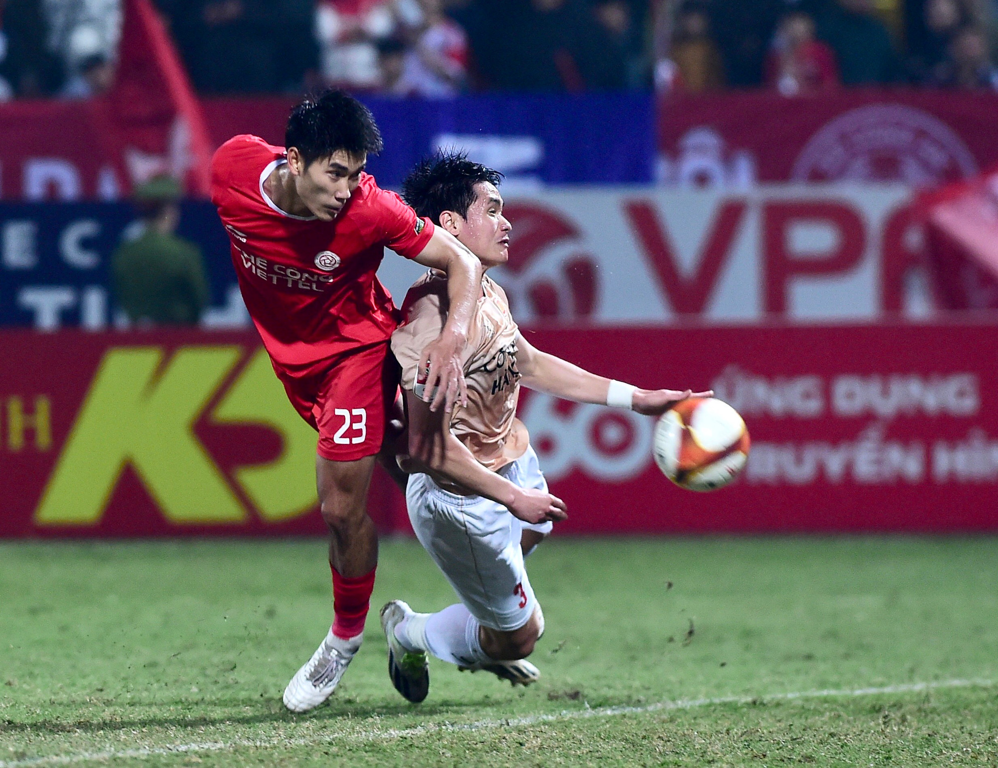 Pha đánh đầu đẹp mắt của Nhâm Mạnh Dũng.