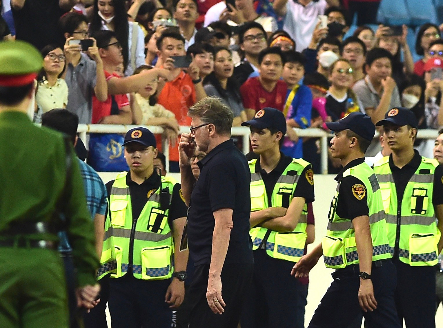 Huấn luyện viên Philippe Troussier rời sân trong sự thất vọng.