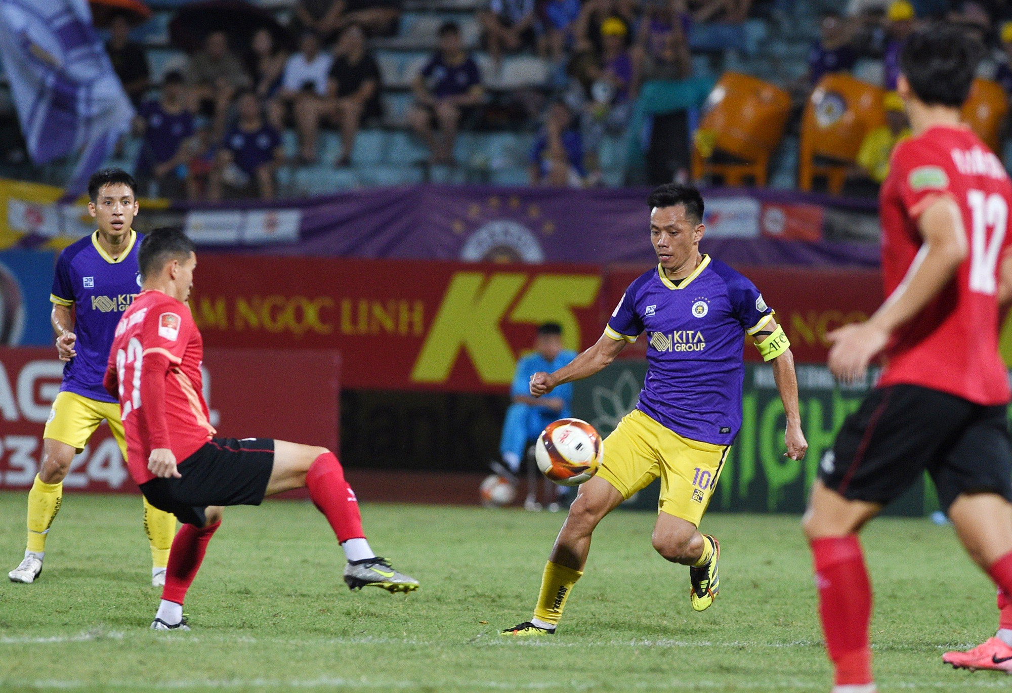 Phút 69, sau khi tham khảo công nghệ VAR, trọng tài Lê Vũ Linh cho Hà Nội FC được hưởng phạt đền. Tuy nhiên, Văn Quyết lại thực hiện hỏng quả 11m. Phút 69, sau khi tham khảo công nghệ VAR, trọng tài Lê Vũ Linh cho Hà Nội FC được hưởng phạt đền. Tuy nhiên, Văn Quyết lại thực hiện hỏng quả 11m.