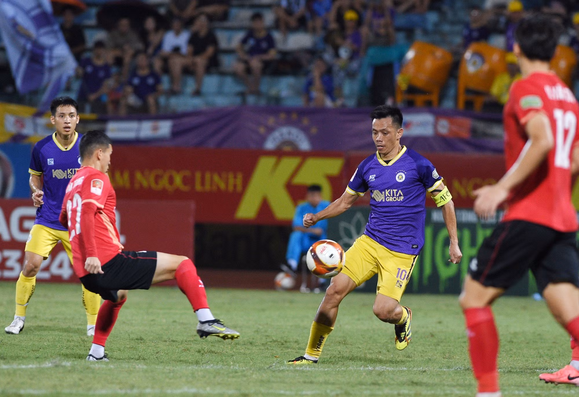 Phút 69, sau khi tham khảo công nghệ VAR, trọng tài Lê Vũ Linh cho Hà Nội FC được hưởng phạt đền. Tuy nhiên, Văn Quyết lại thực hiện hỏng quả 11m.