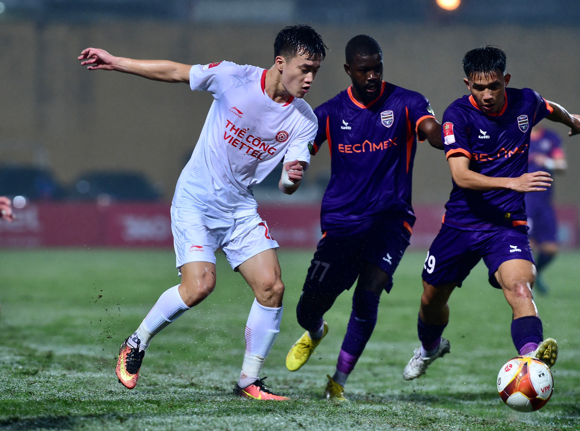 Bình Dương có được một số tình huống gây sóng gió cho khung thành chủ nhà nhưng cũng không thể gây bất ngờ.