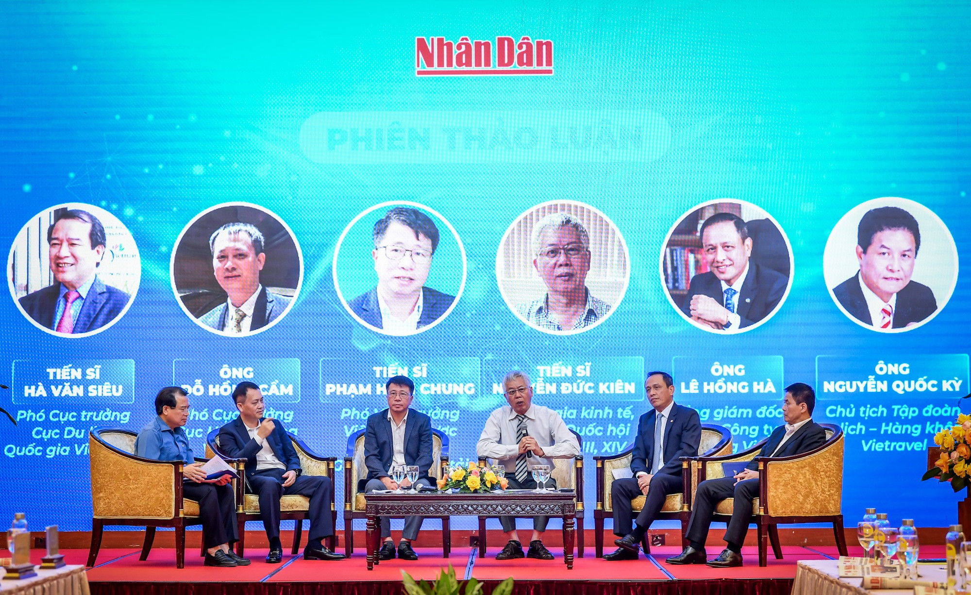 Các đại biểu bước vào phiên thảo luận.