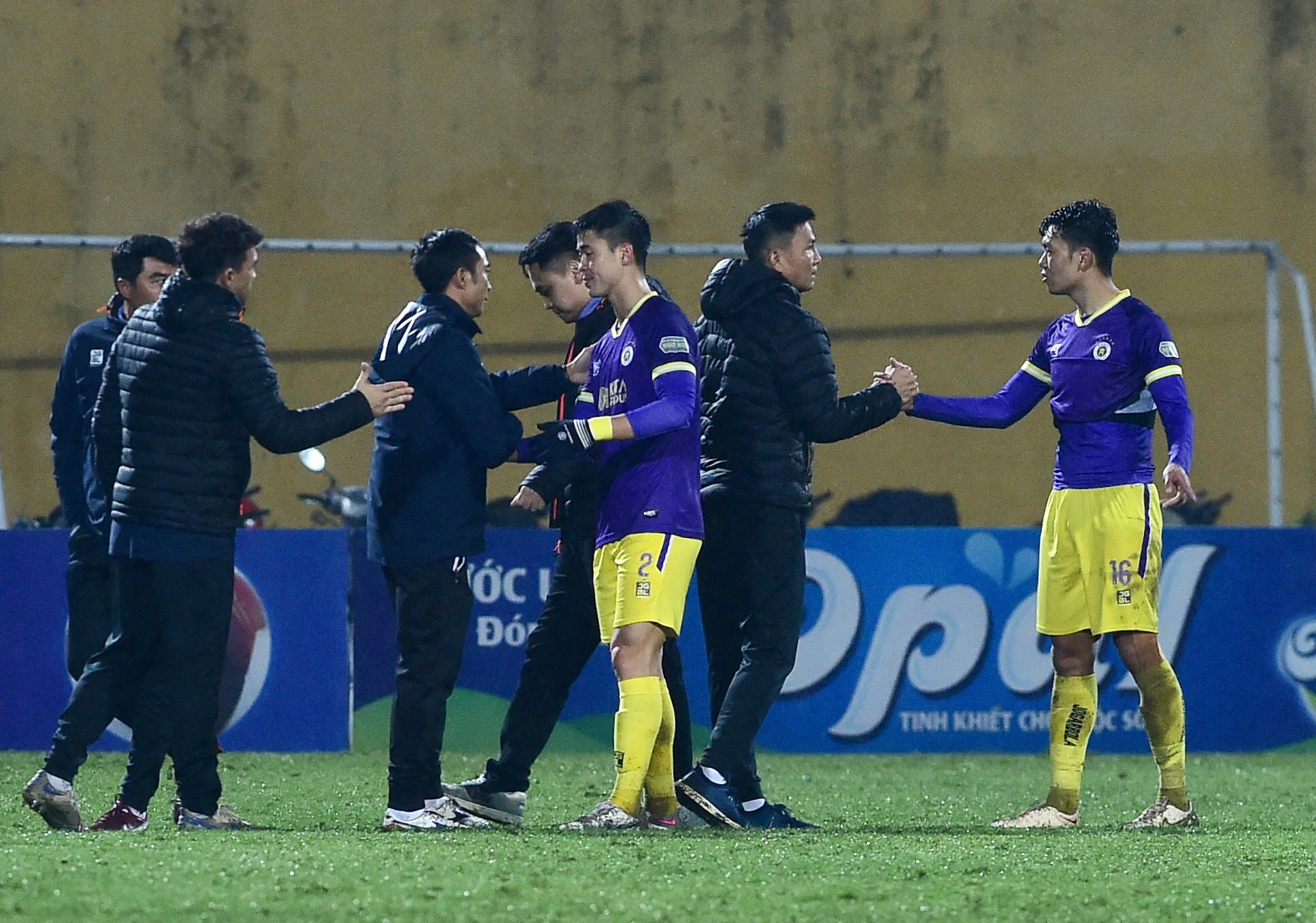 Ban huấn luyện Hà Nội chúc mừng các cầu thủ khi giành chiến thắng với tỷ số 3-1.