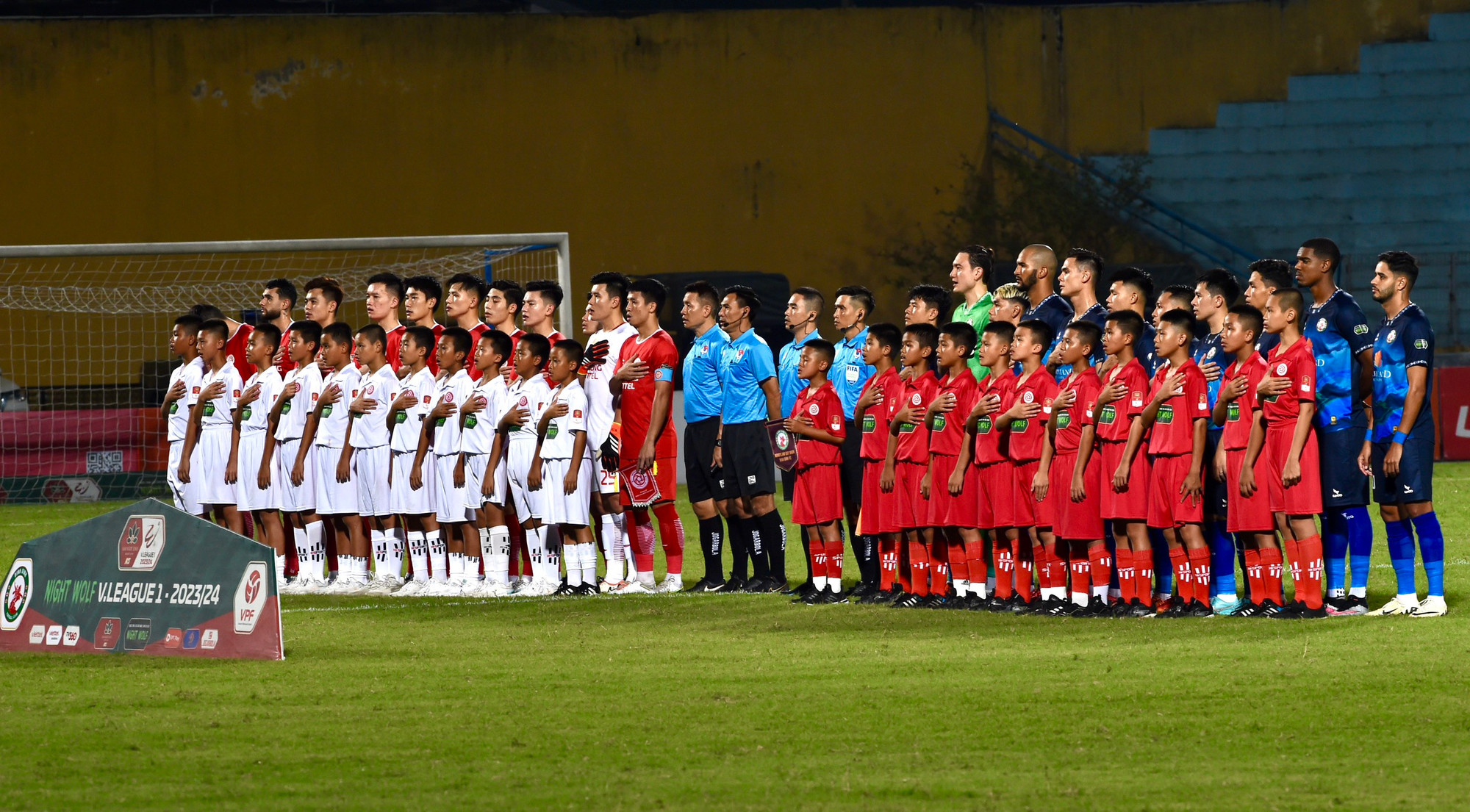 Hai đội thực hiện nghi thức chào cờ trước trận đấu.