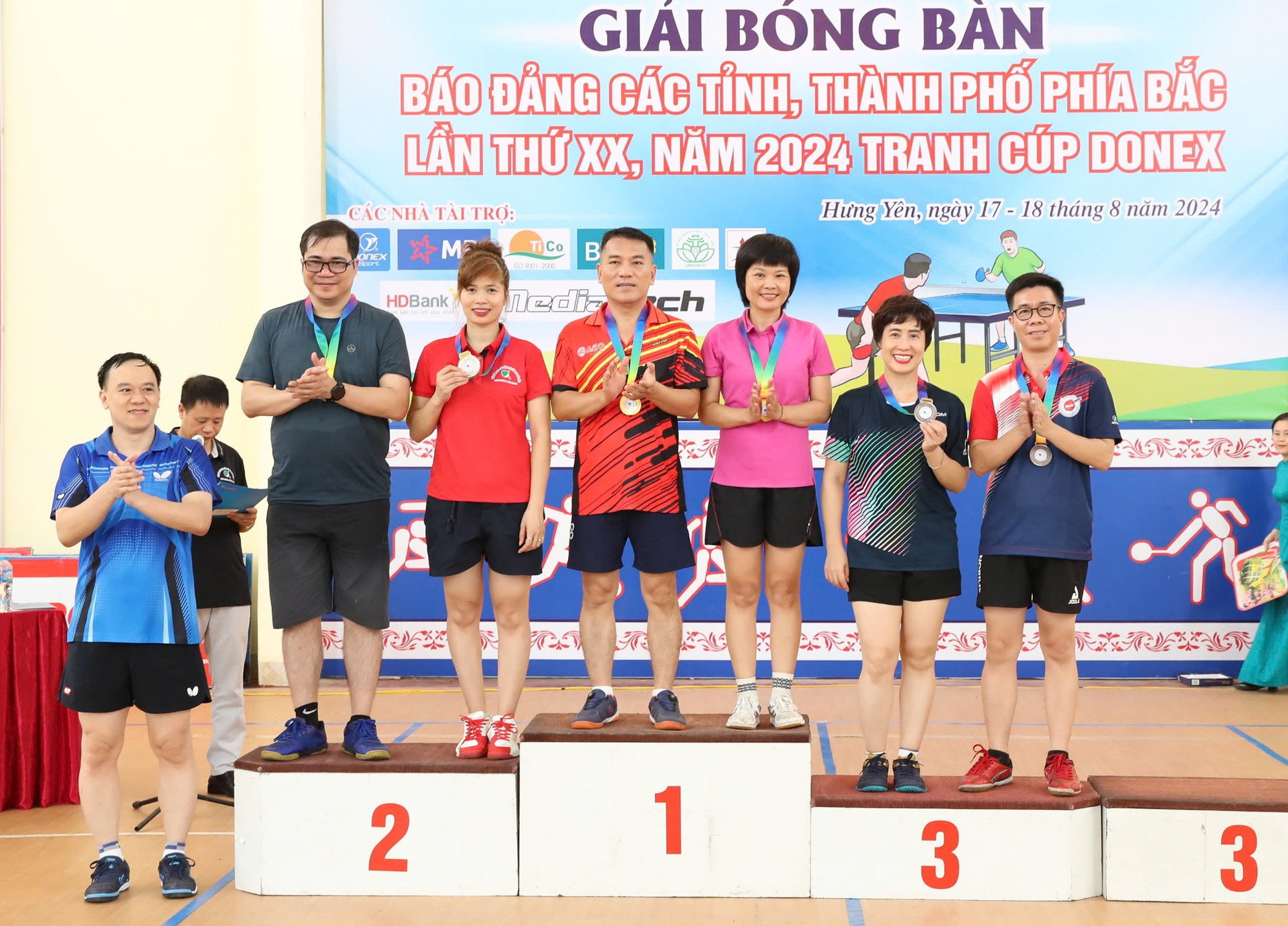 Các nhà báo Đặng Ngọc Hải, Phạm Yên Khánh (Báo Hà Nội Mới) giành giải Nhất đôi nam nữ hơn 45 tuổi.