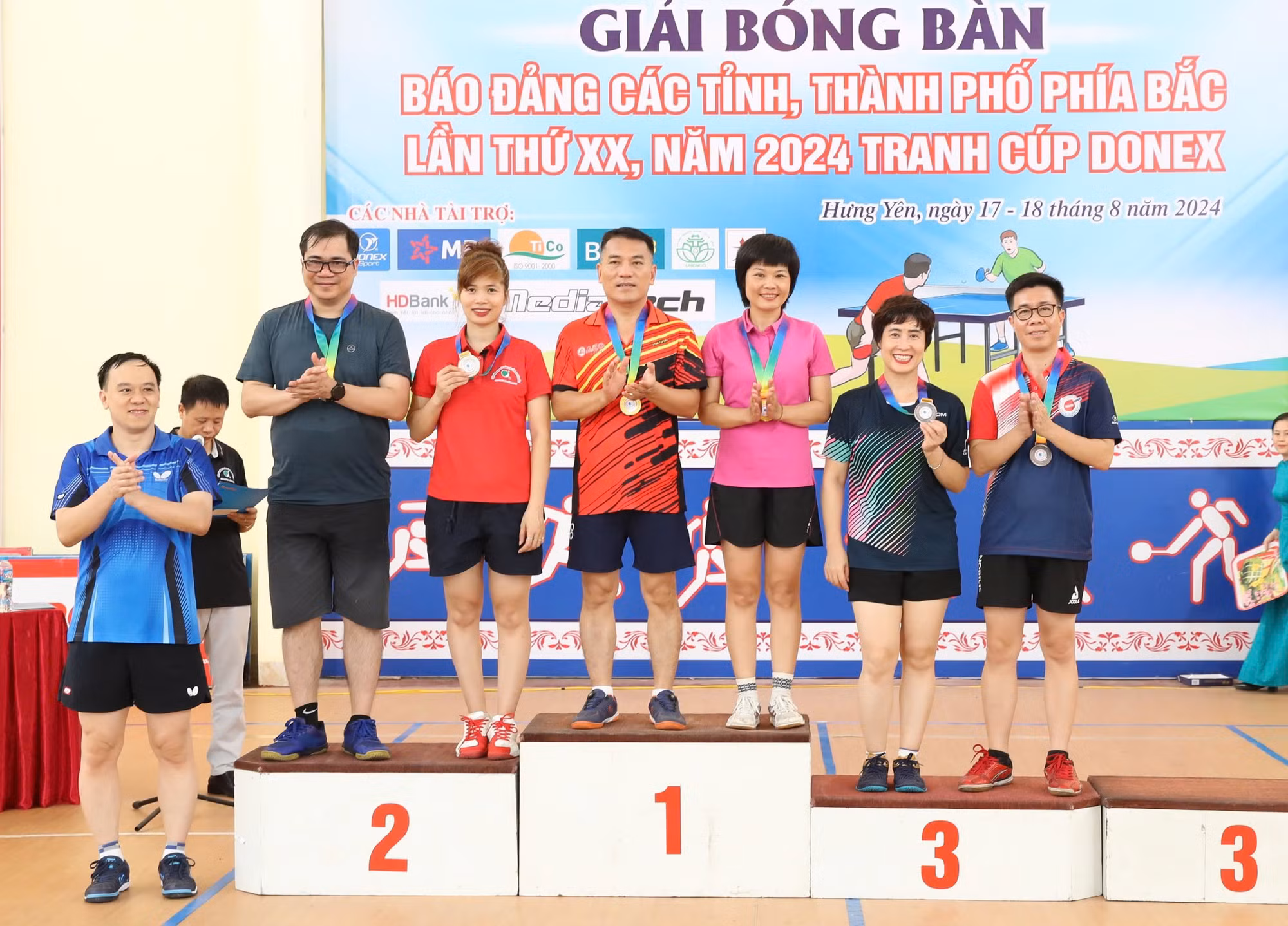 Các nhà báo Đặng Ngọc Hải, Phạm Yên Khánh (Báo Hà Nội Mới) giành giải Nhất đôi nam nữ hơn 45 tuổi.