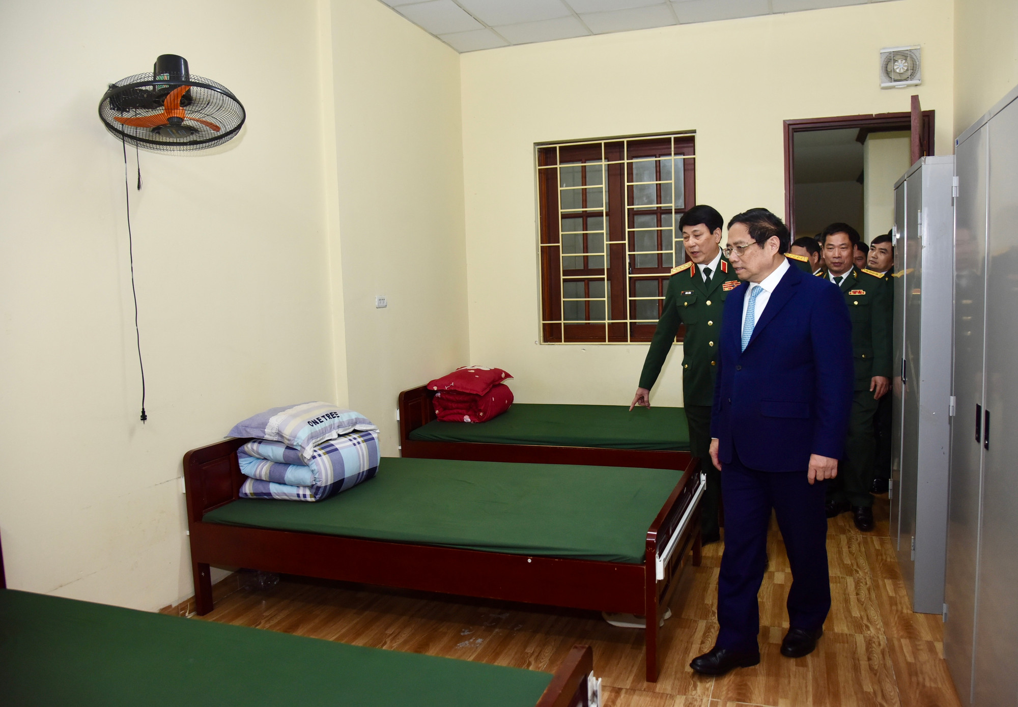 Thủ tướng Phạm Minh Chính thăm nơi ăn nghỉ của học viên Trường Đại học Văn hóa-Nghệ thuật Quân đội.