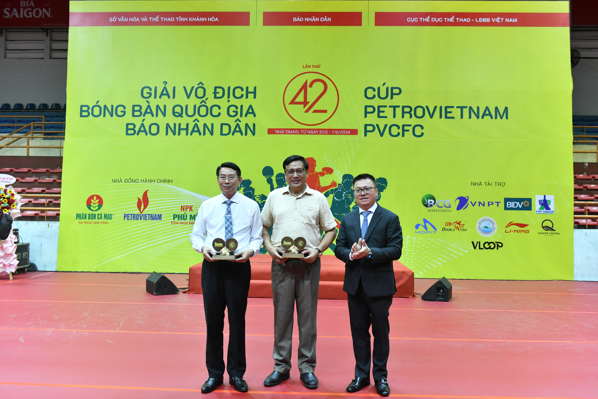 Đồng chí Lê Quốc Minh tặng Kỷ niệm chương của Báo Nhân Dân cho các đồng chí đại diện lãnh đạo tỉnh Khánh Hòa.