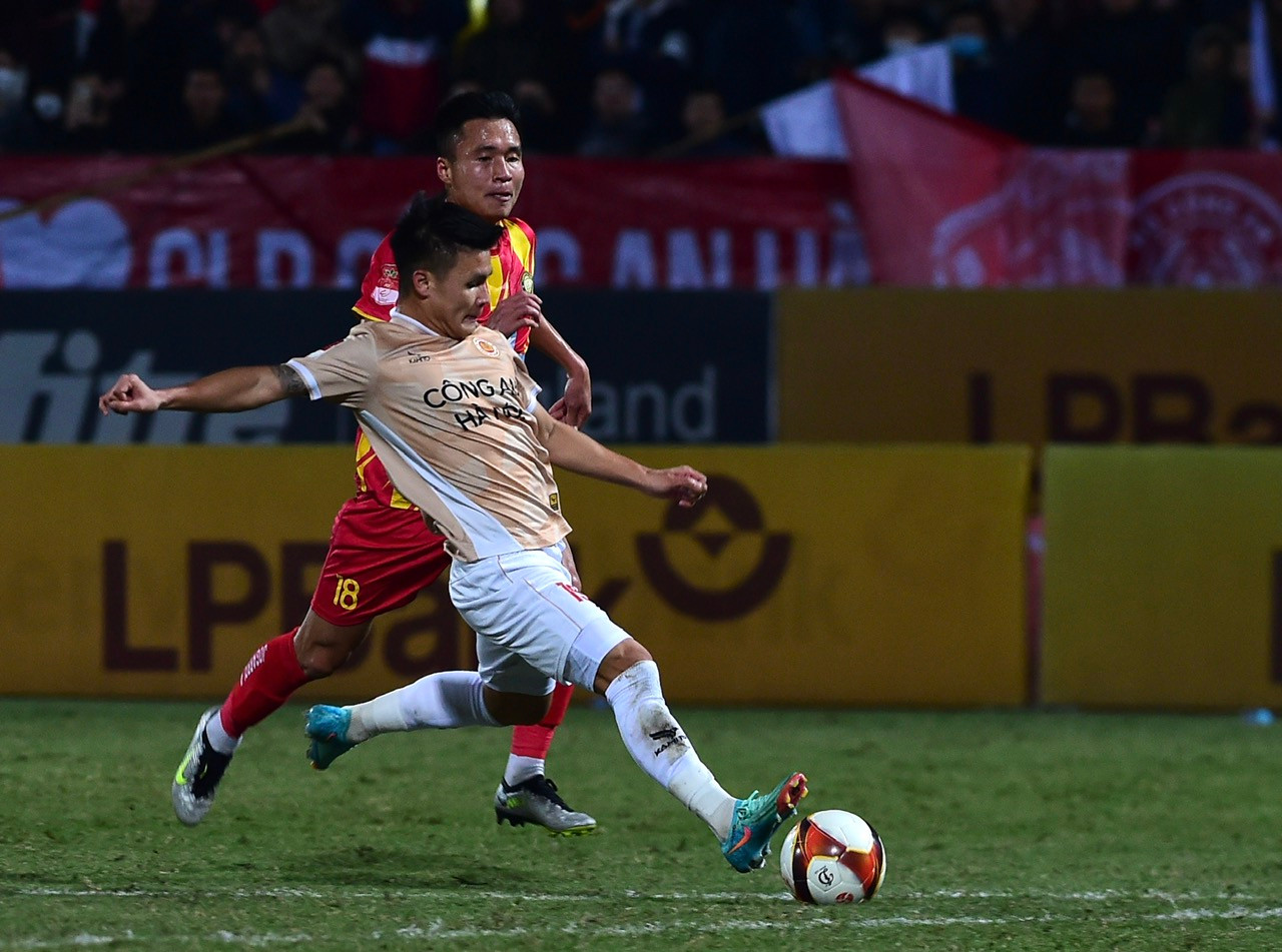 Phút 60, đội chủ nhà nâng tỷ số lên 2-0. Pha chọc khe tinh tế của đồng đội giúp Quang Hải phá bẫy việt vị thoát xuống. Tiền vệ mang áo số 19 dứt điểm đánh bại Xuân Hoàng trong tình huống đối mặt. Phút 60, đội chủ nhà nâng tỷ số lên 2-0. Pha chọc khe tinh tế của đồng đội giúp Quang Hải phá bẫy việt vị thoát xuống. Tiền vệ mang áo số 19 dứt điểm đánh bại Xuân Hoàng trong tình huống đối mặt.