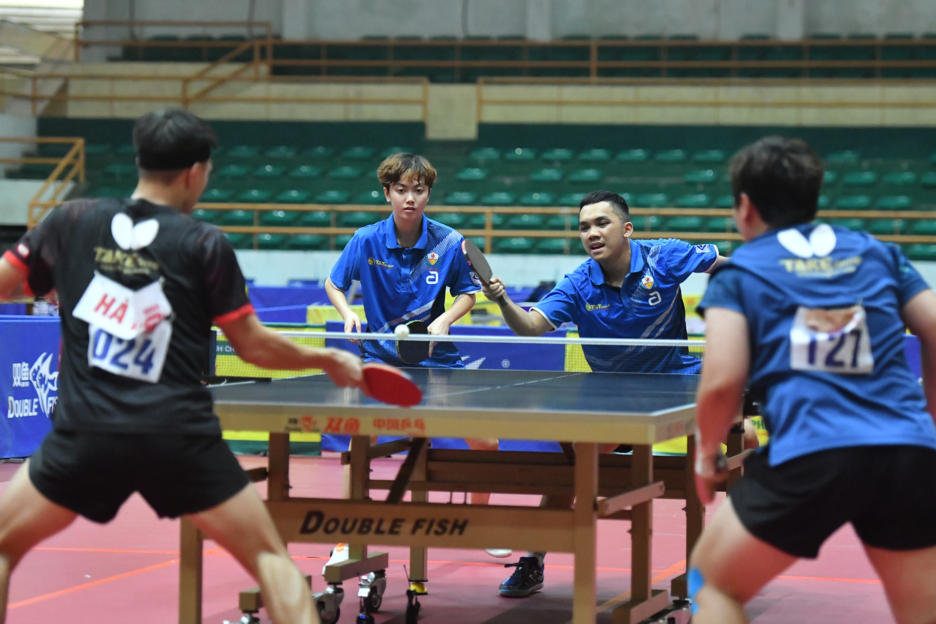 Anh Hoàng-Mai Ngọc dẫn trước game point đầu tiên nhưng để Anh Tú-Mỹ Trang lật thế cờ và giành chiến thắng séc đầu với tỷ số 13-11. Anh Hoàng-Mai Ngọc dẫn trước game point đầu tiên nhưng để Anh Tú-Mỹ Trang lật thế cờ và giành chiến thắng séc đầu với tỷ số 13-11.