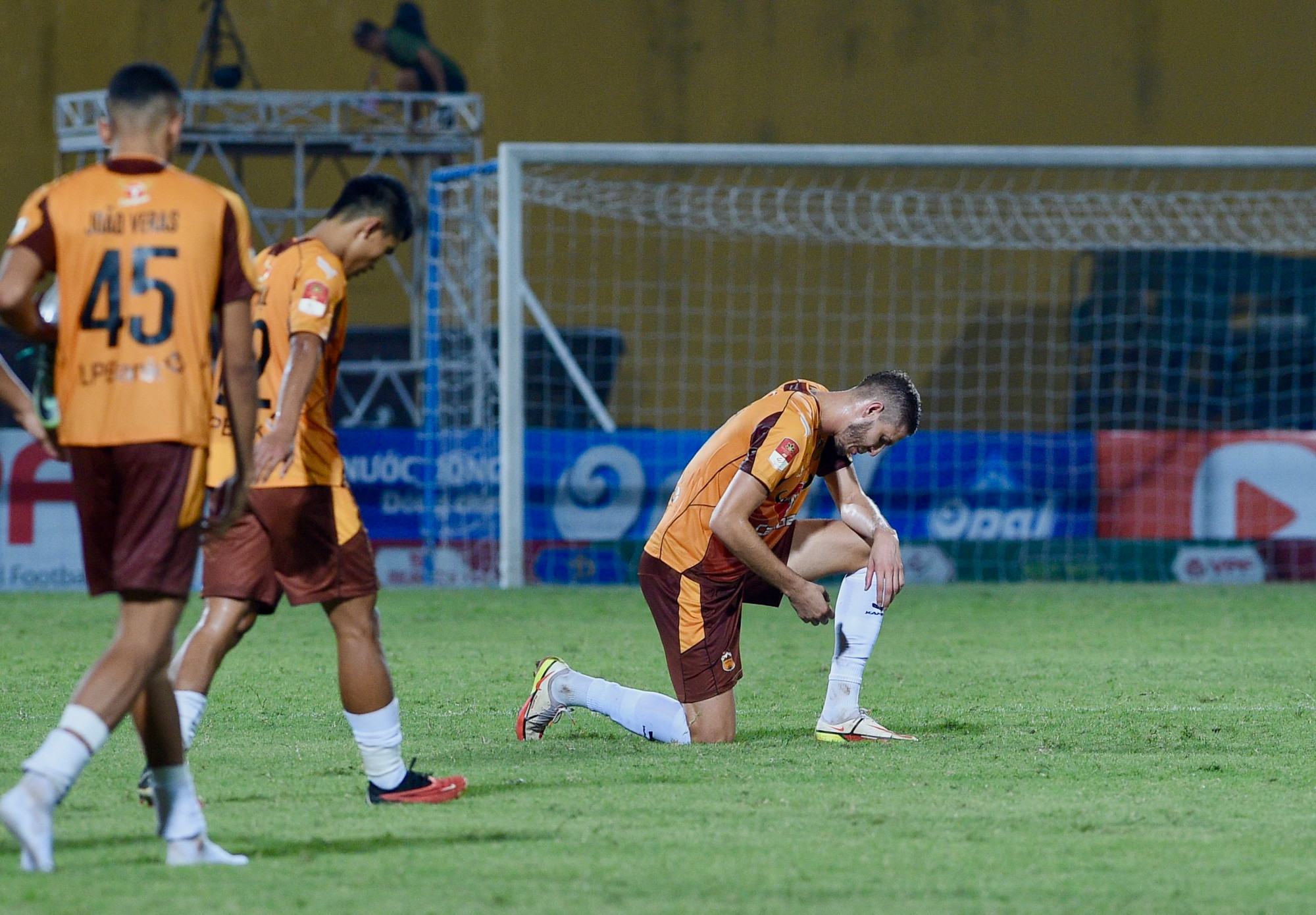 Thua 0-2 trước Hà Nội, Hoàng Anh Gia Lai đứt mạch bất bại sau 9 trận thăng hoa.