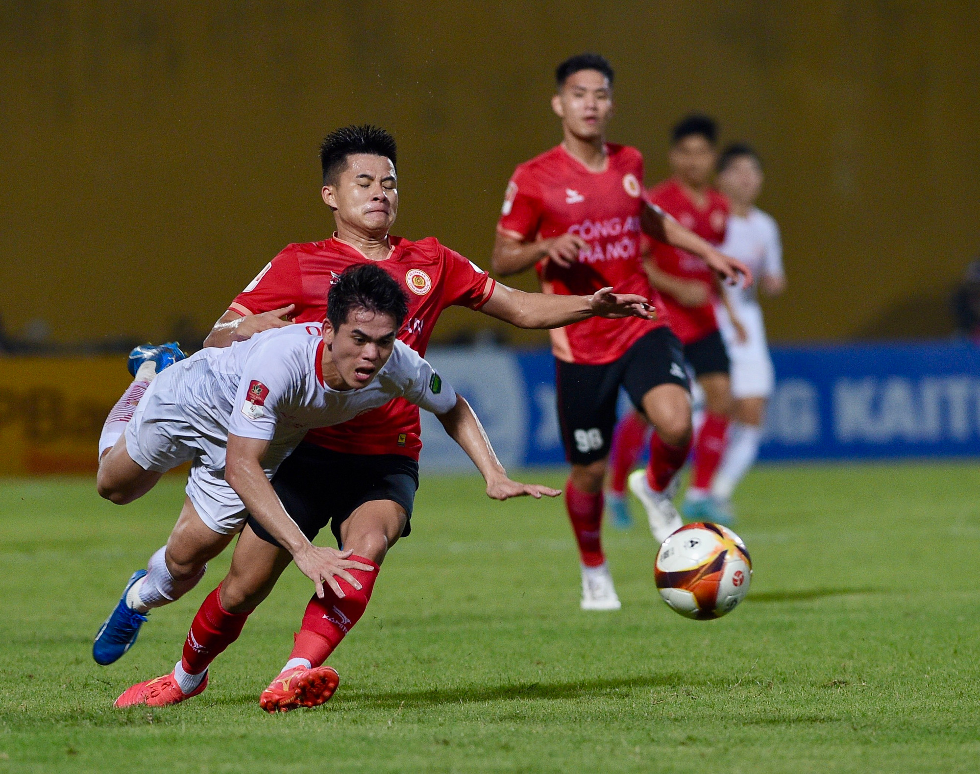 Ngay đầu hiệp 2, cầu thủ vừa vào sân Junior tạt bóng từ cánh trái vào để Jeferson đánh đầu đưa bóng đi đập đất khiến thủ môn Thế Tài không thể cản phá. Công an Hà Nội rút ngắn tỷ số còn 1-2. Ngay đầu hiệp 2, cầu thủ vừa vào sân Junior tạt bóng từ cánh trái vào để Jeferson đánh đầu đưa bóng đi đập đất khiến thủ môn Thế Tài không thể cản phá. Công an Hà Nội rút ngắn tỷ số còn 1-2.