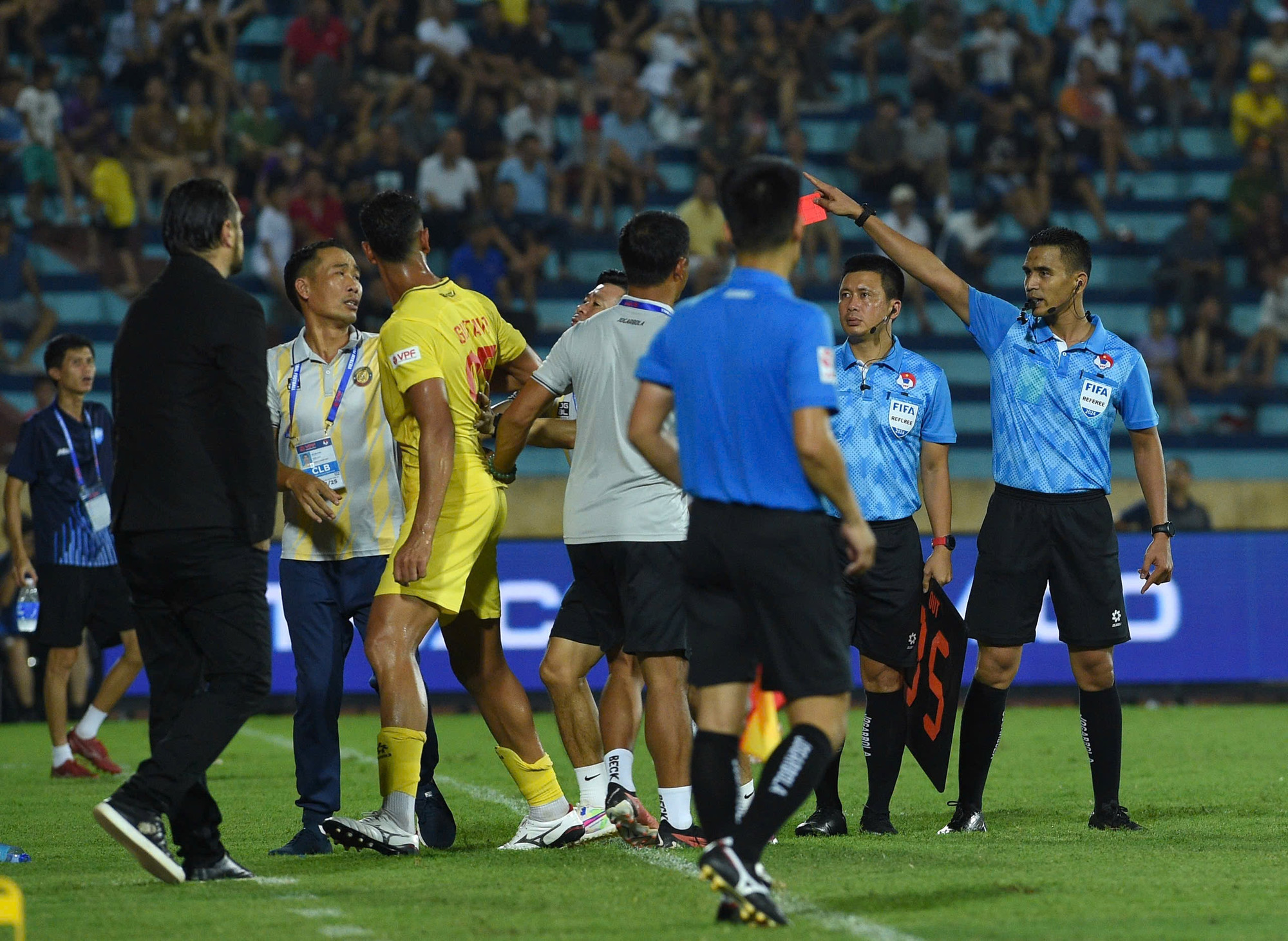 Đội khách Thanh Hóa càng gặp khó khăn. Phút 74, trung vệ Gustavo của Thanh Hóa nhận thẻ đỏ, khiến đội bóng xứ Thanh kết thúc trận đấu này chỉ với 10 người.