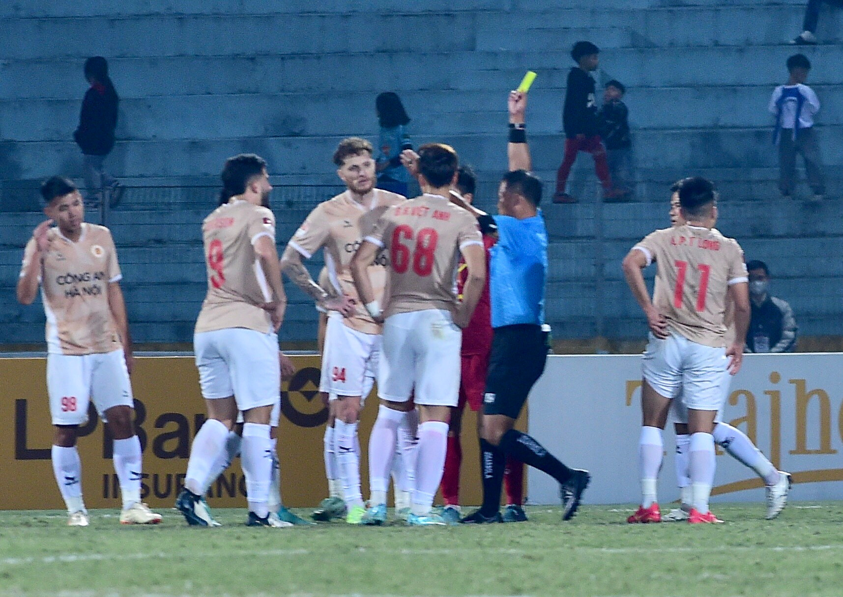 Cầu thủ Công an Hà Nội nhận thẻ vàng.