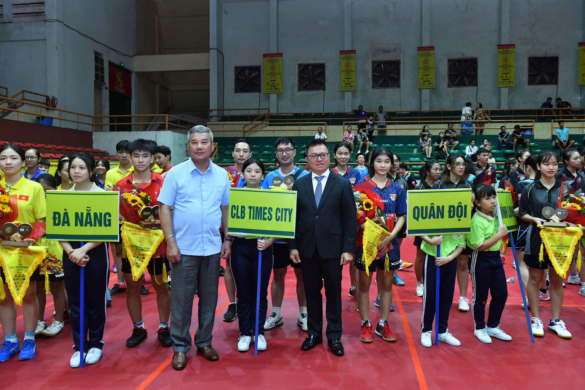 Các đại biểu chụp hình lưu niệm cùng đoàn trọng tài và 17 đoàn tham dự thi đấu.