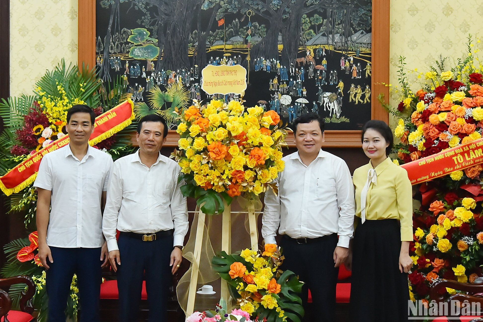 Giám đốc Sở Thông tin và Truyền thông tỉnh Phú Thọ Nguyễn Minh Tường thay mặt tỉnh gửi lời chúc tốt đẹp nhất tới Báo Nhân Dân nhân ngày 21/6.