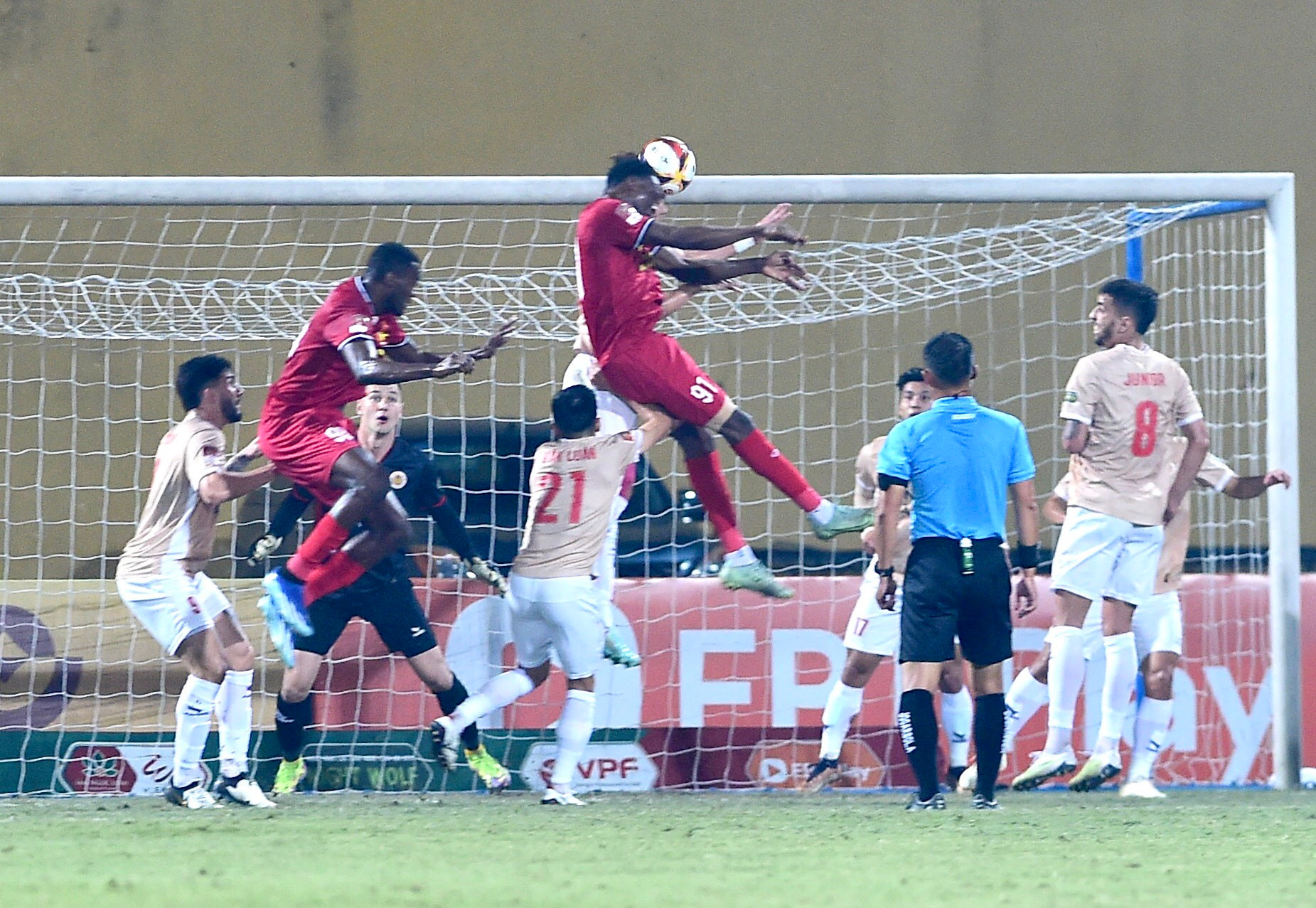 Pha nguy hiểm trước khung thành thủ môn Philip Nguyễn.