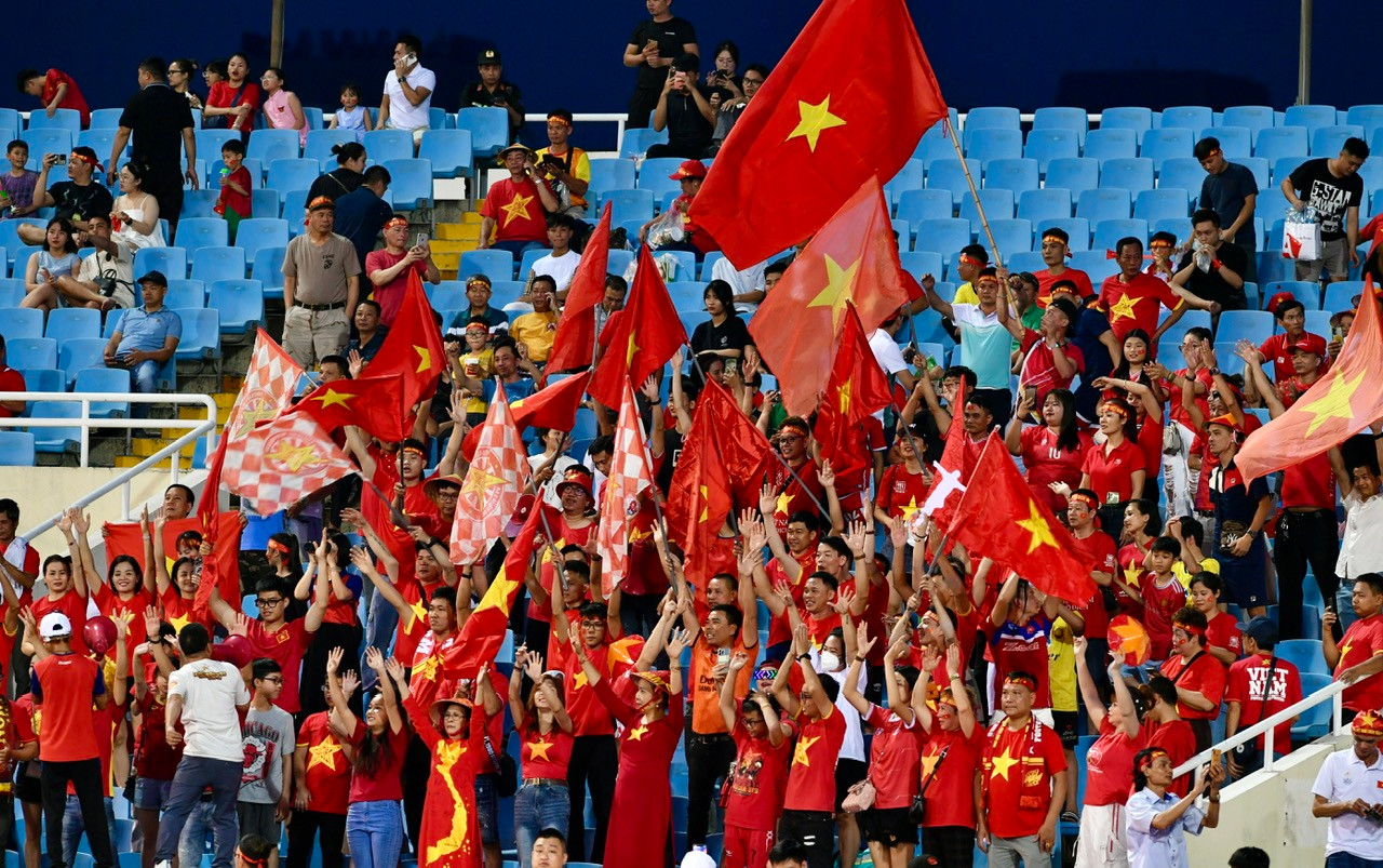 Hội cổ động viên đội tuyển Việt Nam mang bầu không khí sôi động tới sân Mỹ Đình.