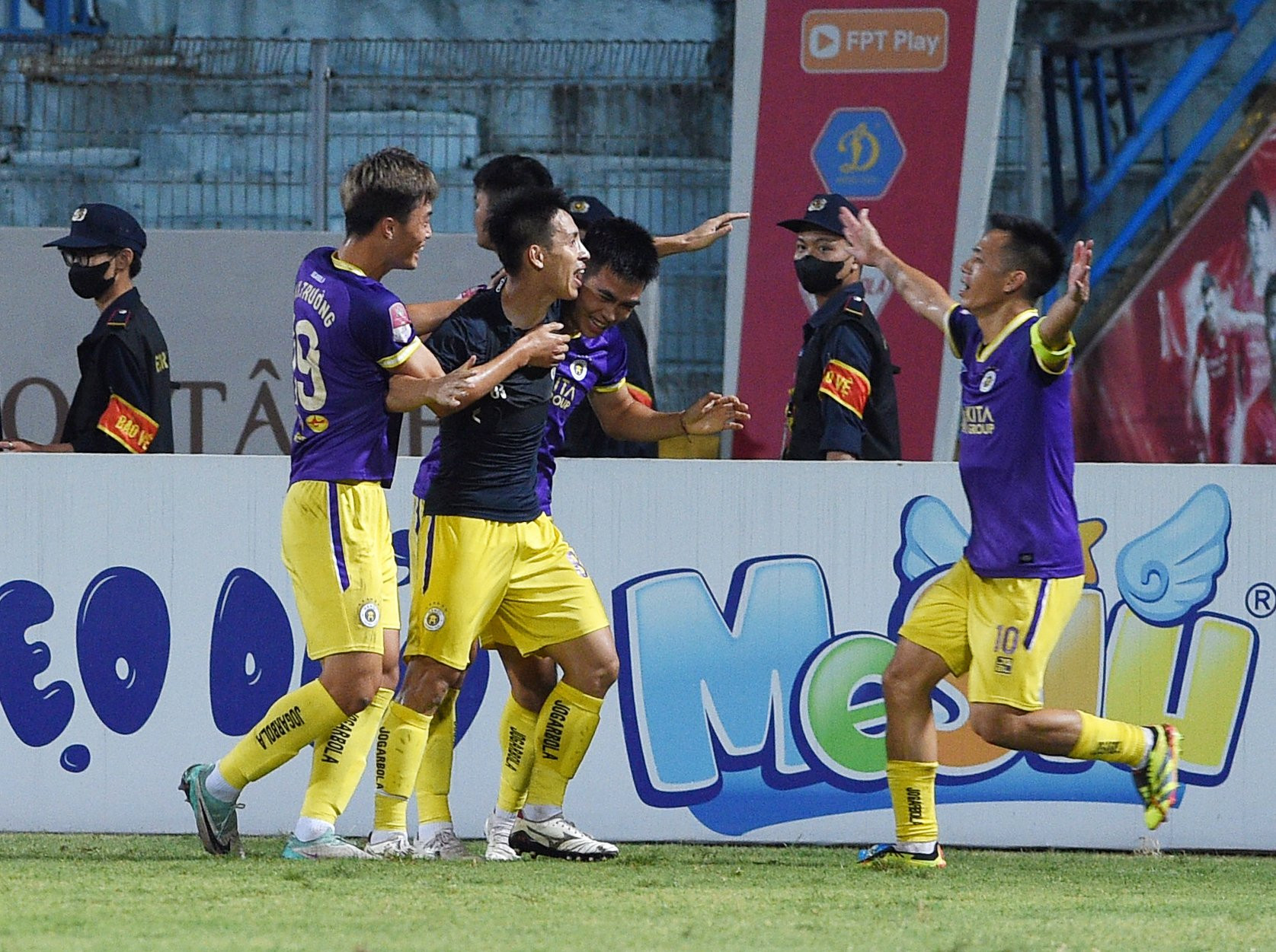 Hùng Dũng ăn mừng bàn thắng cùng các đồng đội. Hùng Dũng ăn mừng bàn thắng cùng các đồng đội.