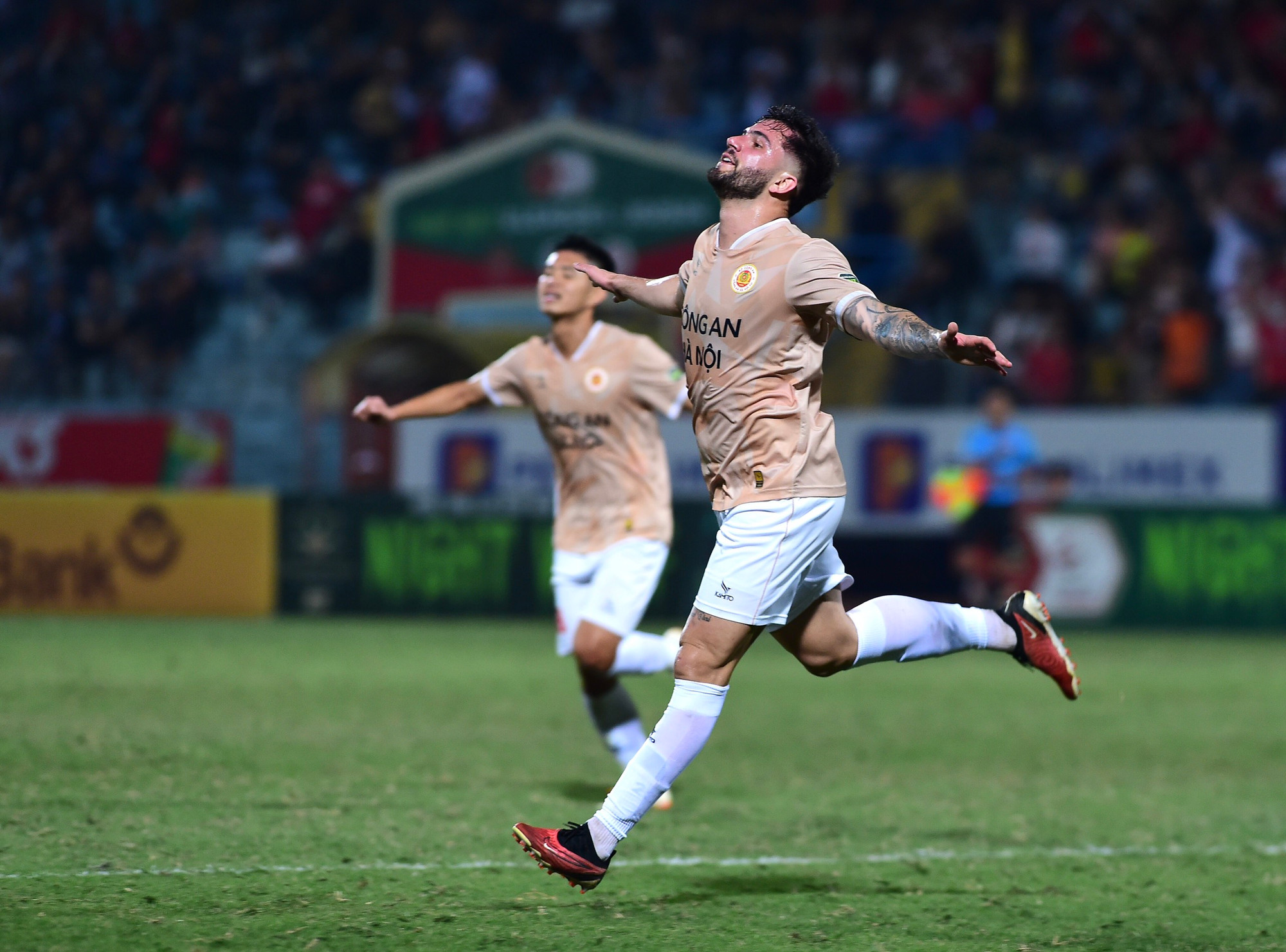 Jeferson ăn mừng đầy phấn khích.