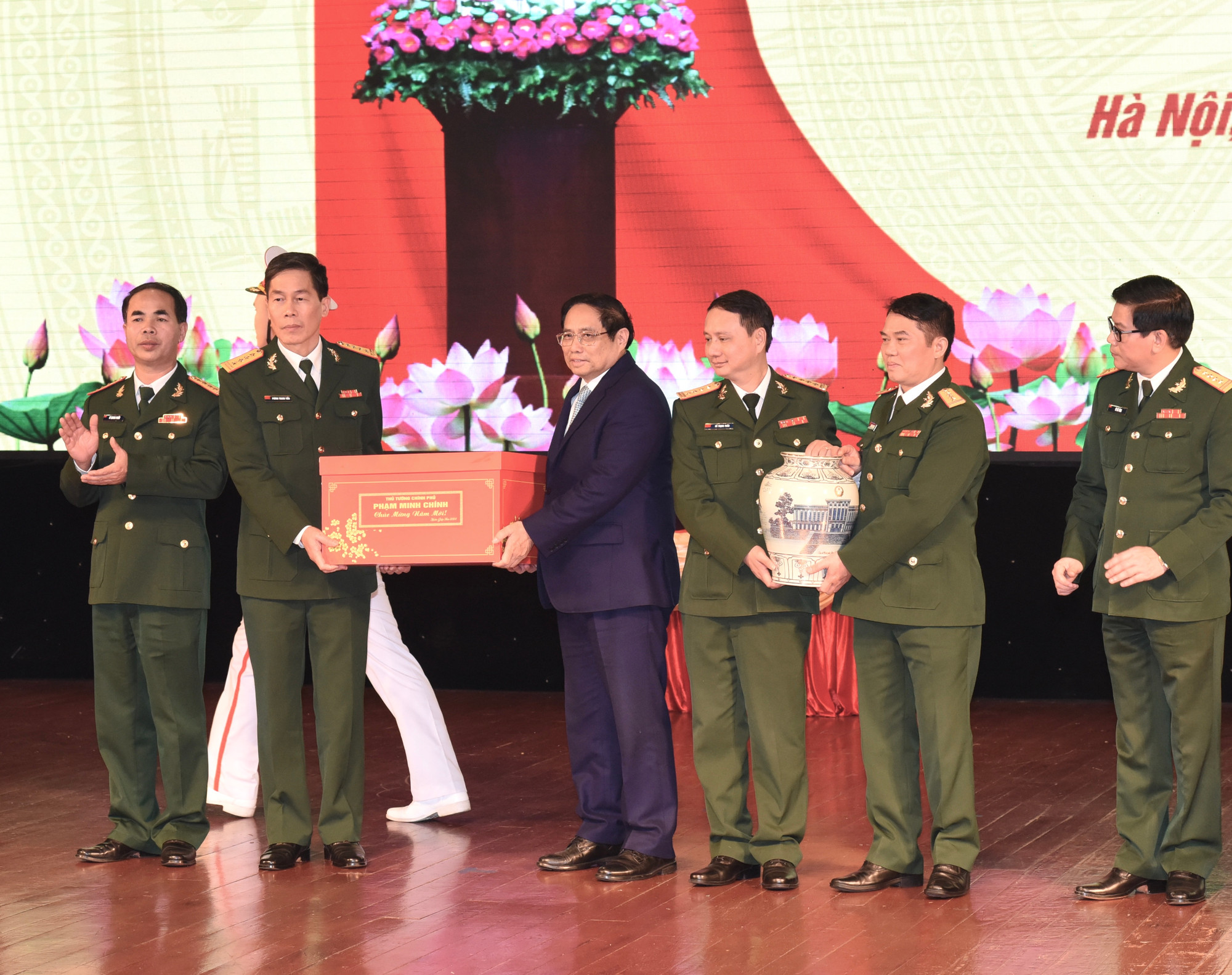 Thủ tướng Phạm Minh Chính tặng quà, chúc Tết cán bộ, giảng viên, sinh viên Trường Đại học Văn hóa-Nghệ thuật Quân đội.