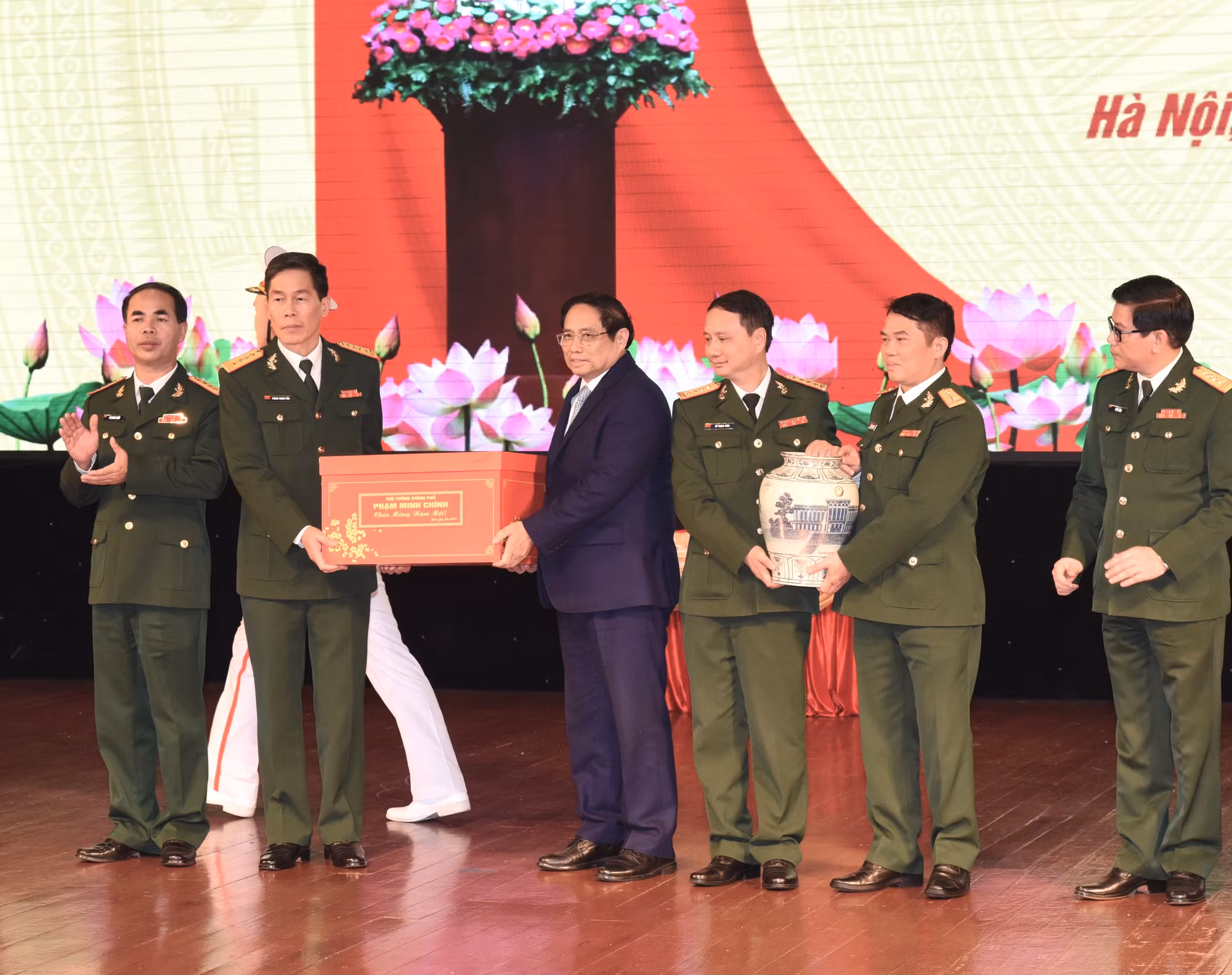 Thủ tướng Phạm Minh Chính tặng quà, chúc Tết cán bộ, giảng viên, sinh viên Trường Đại học Văn hóa-Nghệ thuật Quân đội.