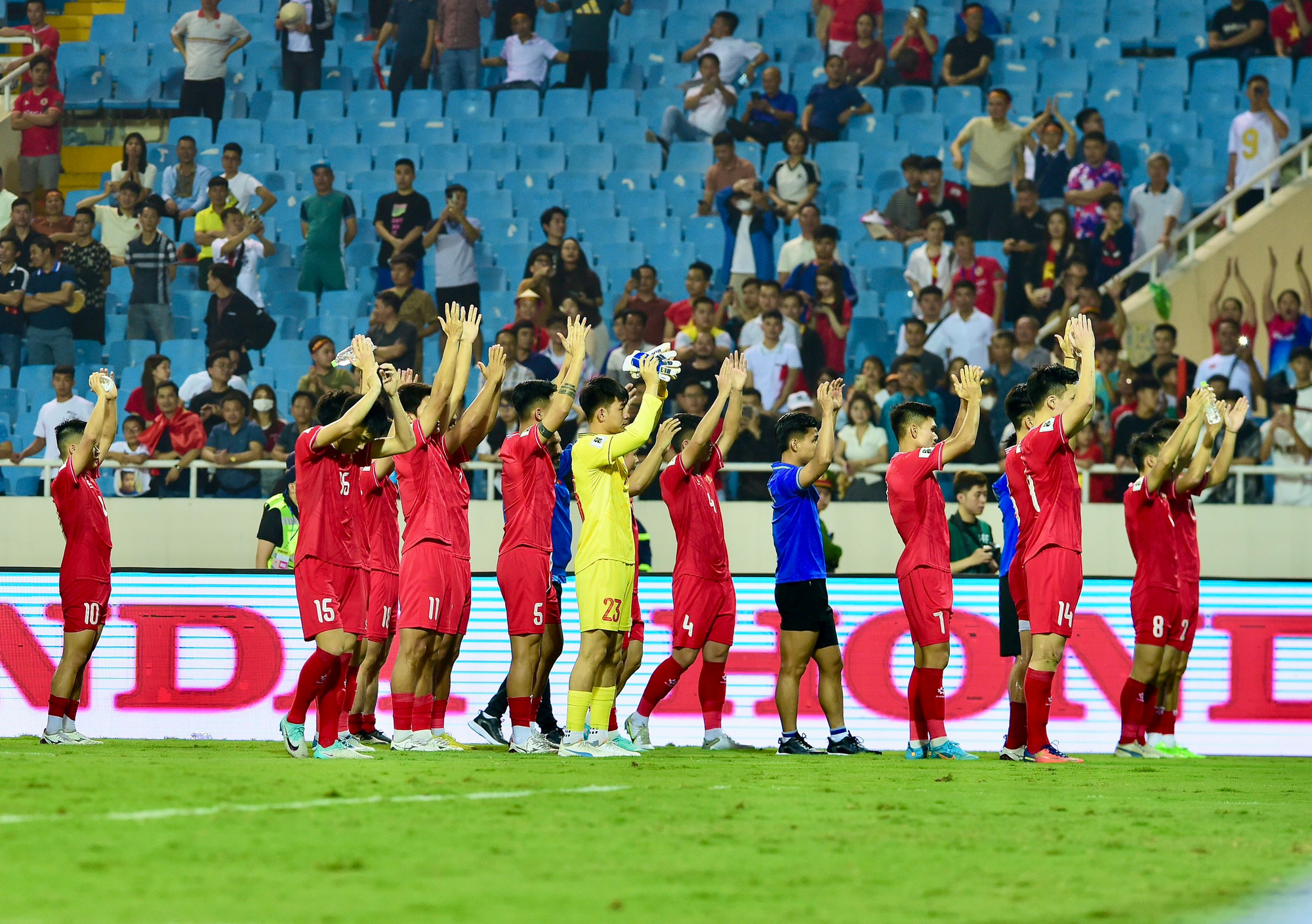 Các cầu thủ Việt Nam cảm ơn người hâm mộ đã tới sân cổ vũ.