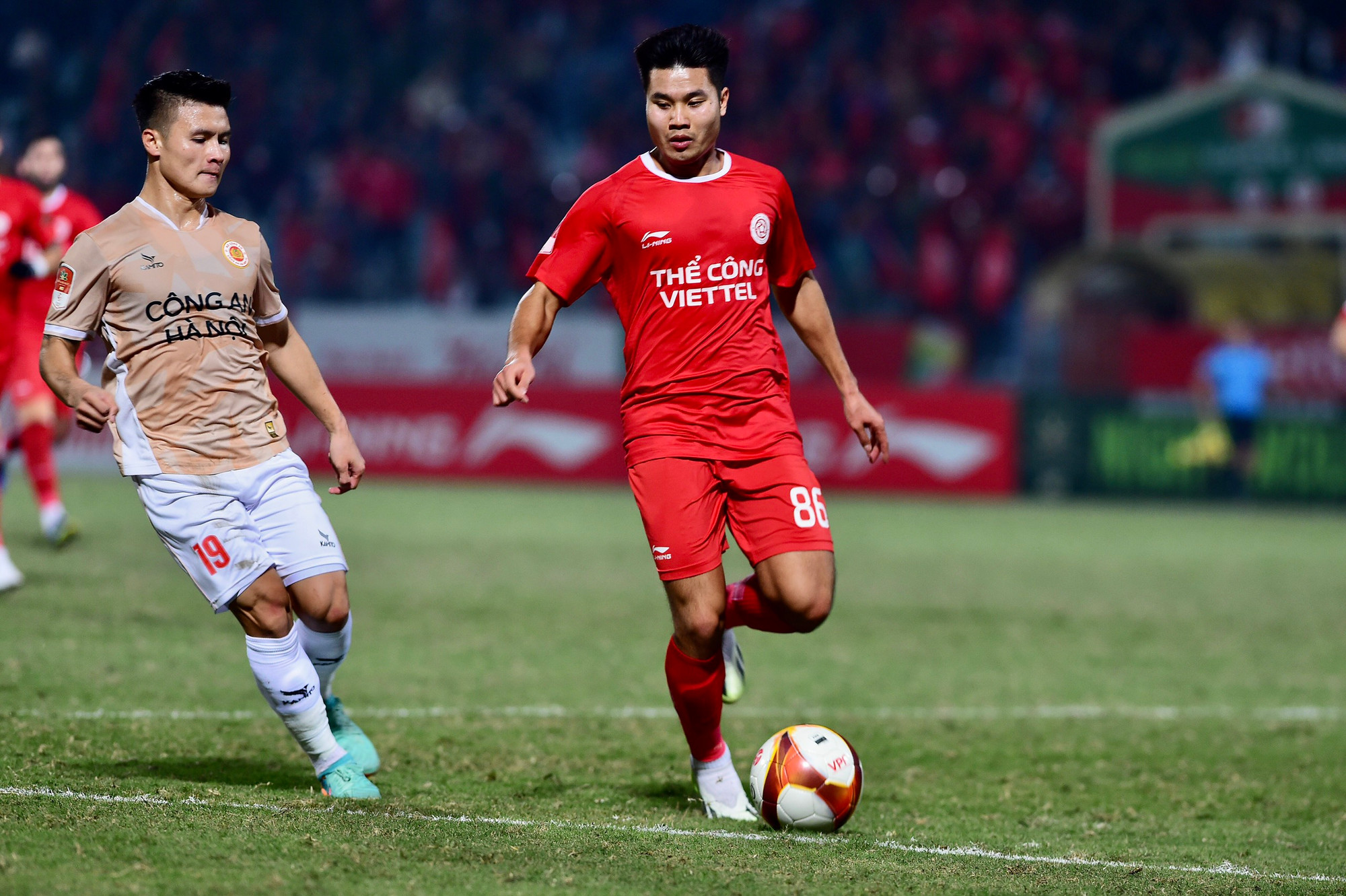 Hàng thủ Thể Công Viettel chơi tập trung trước sức ép của Công an Hà Nội.