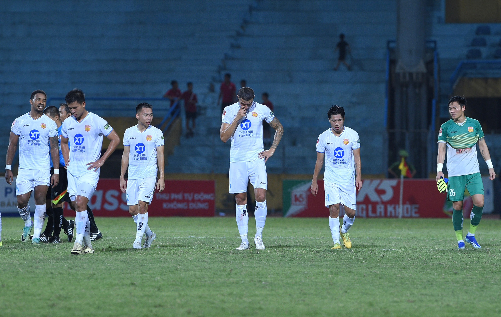 Đội đầu bảng chấp nhận thua cuộc trên sân Hàng Đẫy.