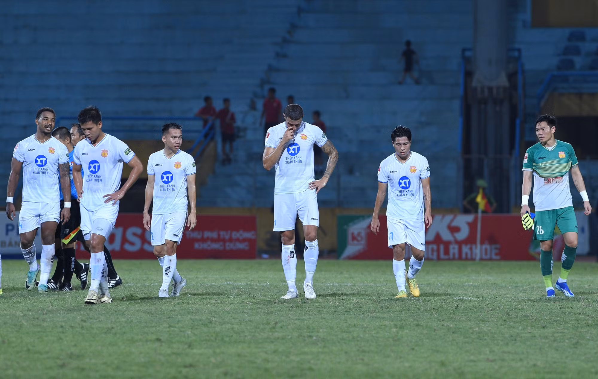 Đội đầu bảng chấp nhận thua cuộc trên sân Hàng Đẫy.