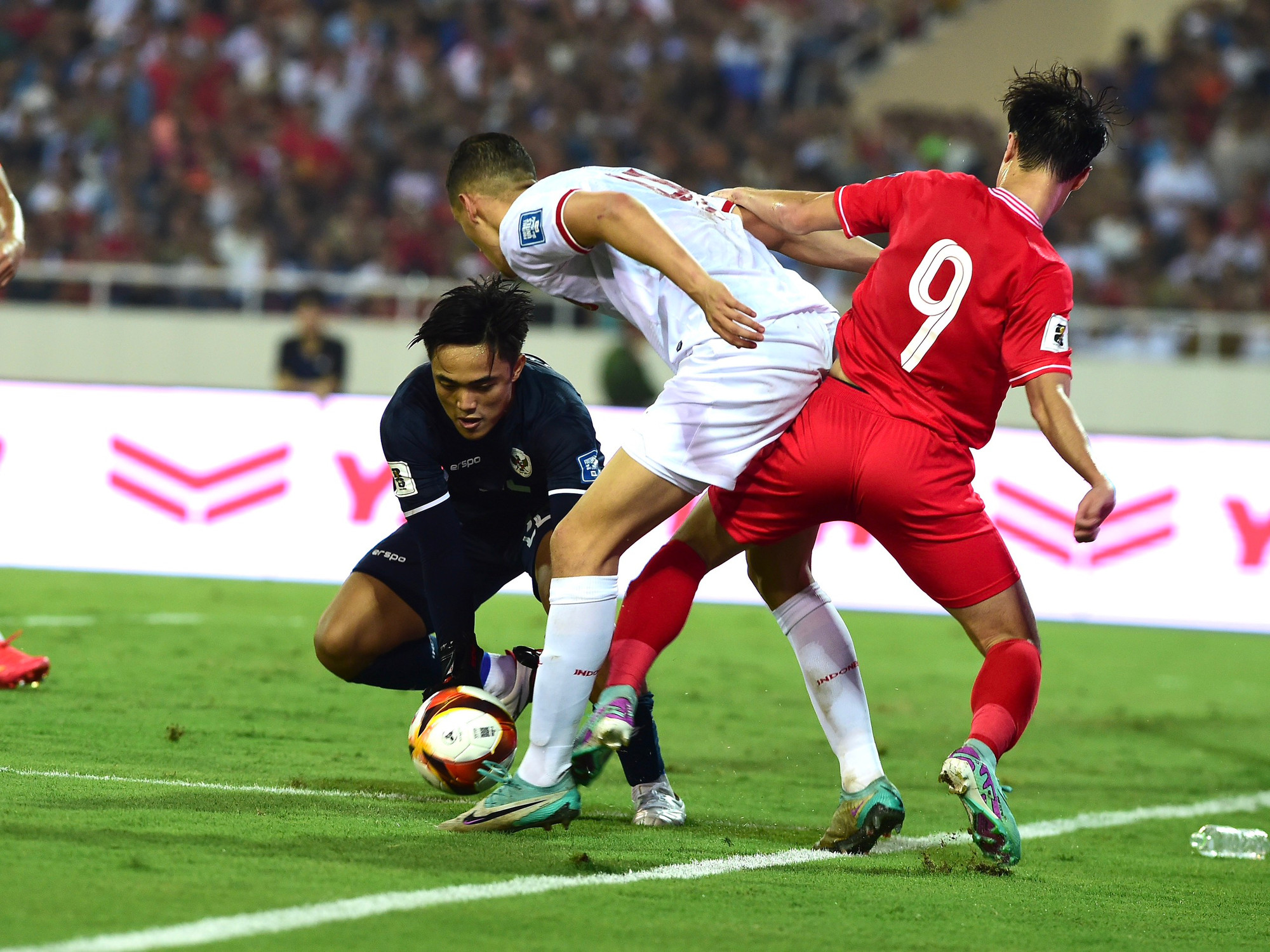 Hàng phòng ngự của Indonesia cùng thủ thành Ernando giữ vững sự tập trung.