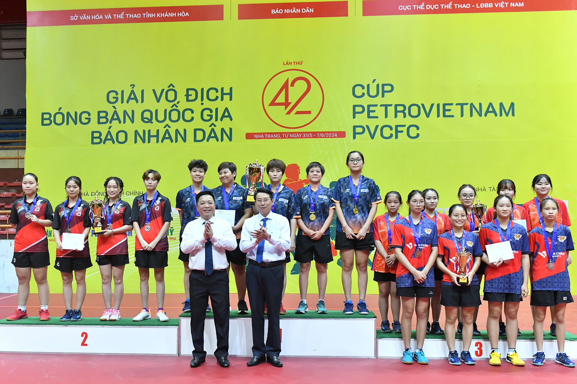 Phó Tổng Biên tập Quế Đình Nguyên và Phó Chủ tịch Ủy ban nhân dân tỉnh Khánh Hòa Đinh Văn Thiệu trao huy chương và cúp cho các đội đoạt giải tại nội dung đồng đội nữ.