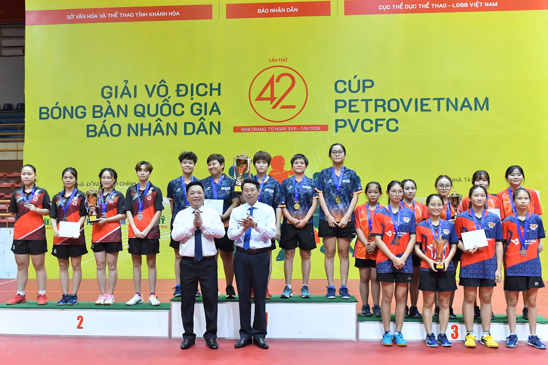 Phó Tổng Biên tập Quế Đình Nguyên và Phó Chủ tịch Ủy ban nhân dân tỉnh Khánh Hòa Đinh Văn Thiệu trao huy chương và cúp cho các đội đoạt giải tại nội dung đồng đội nữ. Phó Tổng Biên tập Quế Đình Nguyên và Phó Chủ tịch Ủy ban nhân dân tỉnh Khánh Hòa Đinh Văn Thiệu trao huy chương và cúp cho các đội đoạt giải tại nội dung đồng đội nữ.