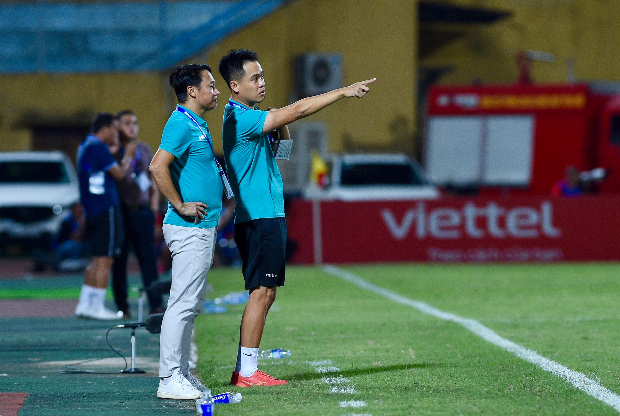 Huấn luyện viên Vũ Hồng Việt quan sát các học trò từ ngoài sân.