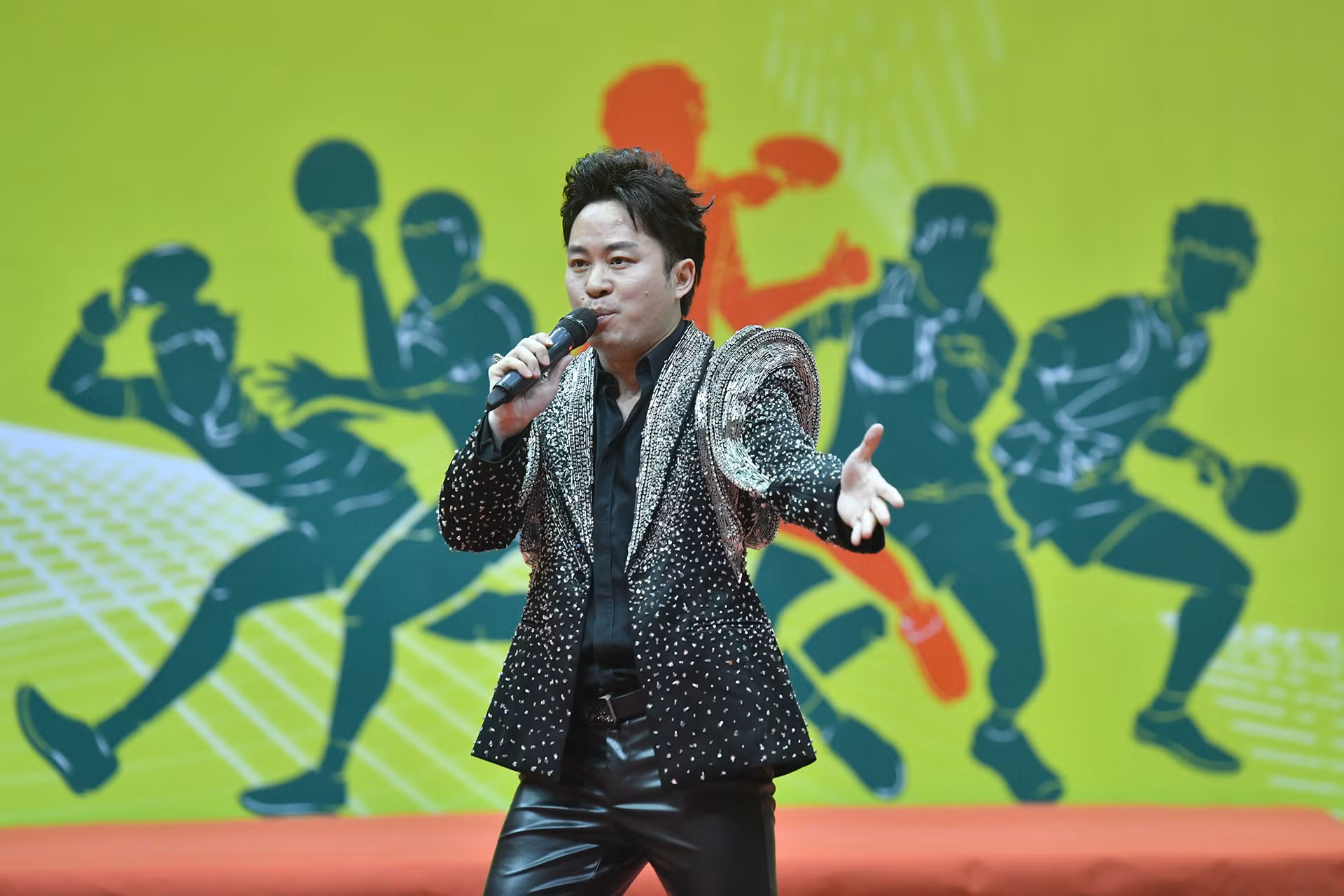 Ca sĩ Tùng Dương trình diễn 3 ca khúc Khát vọng tuổi trẻ, Biển hát chiều nay, Một vòng Việt Nam tại Lễ khai mạc. Ca sĩ Tùng Dương trình diễn 3 ca khúc Khát vọng tuổi trẻ, Biển hát chiều nay, Một vòng Việt Nam tại Lễ khai mạc.