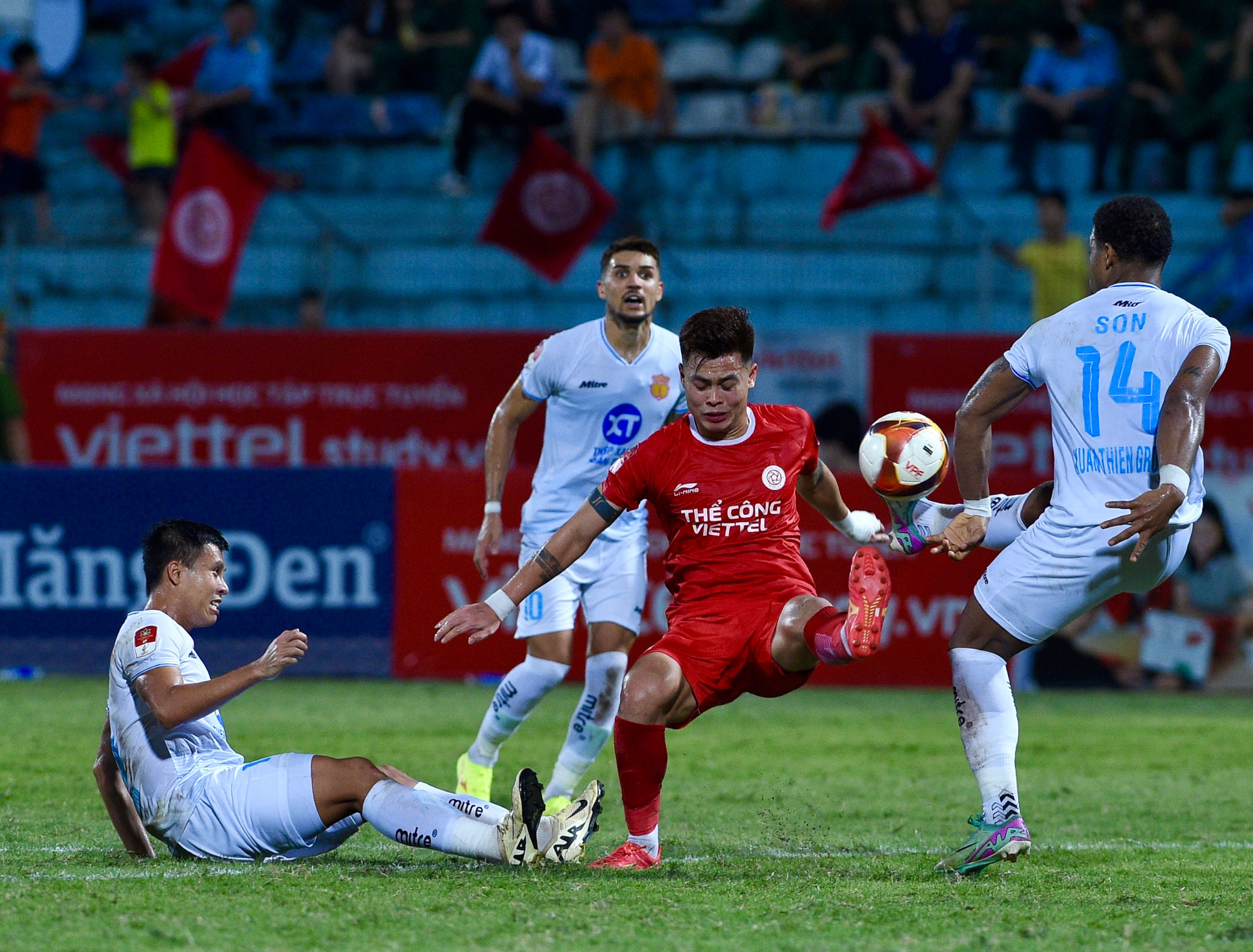 Kịch tính xảy ra ở phút 90+3, pha chuyền bóng sâu của chủ nhà tưởng chừng không nguy hiểm, hậu vệ Nam Định và thủ môn Nguyên Mạnh xử lý sai lầm, Danh Trung dù đã ngã xuống vẫn kịp lao người dứt điểm vào lưới trống, ấn định chiến thắng 2-1 cho Thể Công Viettel.