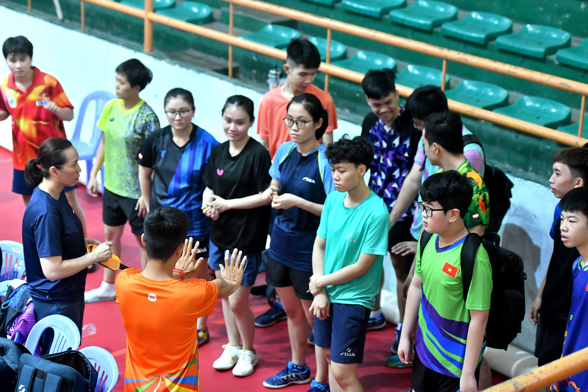 Các huấn luyện viên chỉ bảo vận động viên trước khi bước vào tập luyện.