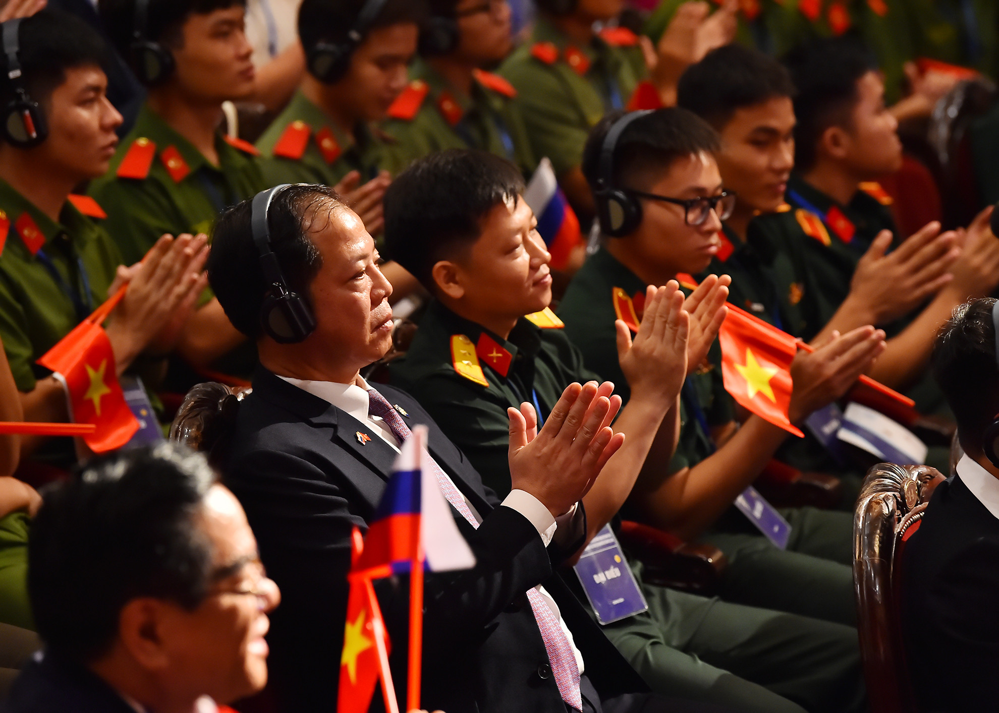 Các đại biểu tại buổi gặp lãnh đạo Hội hữu nghị Việt-Nga và các thế hệ cựu sinh viên Việt Nam học tại Nga của Chủ tịch nước Tô Lâm và Tổng thống Liên bang Nga Vladimir Putin.