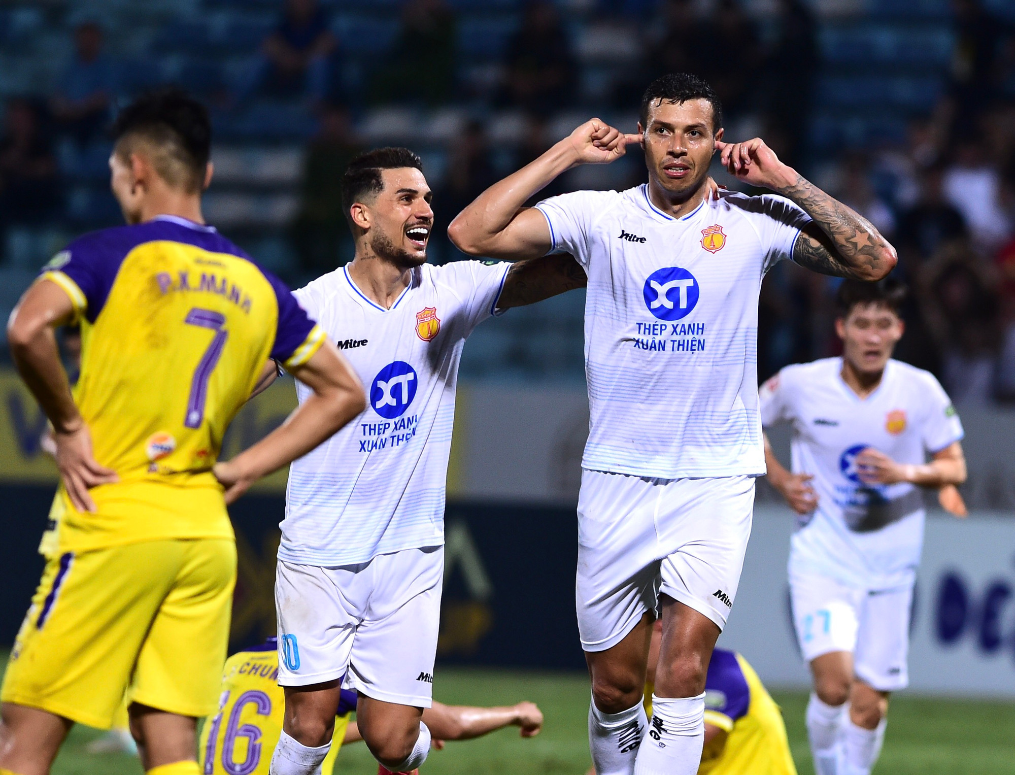 Các cầu thủ Nam Định ăn mừng chiến thắng chung cuộc khi thời gian thi đấu còn lại quá ít. Các cầu thủ Nam Định ăn mừng chiến thắng chung cuộc khi thời gian thi đấu còn lại quá ít.