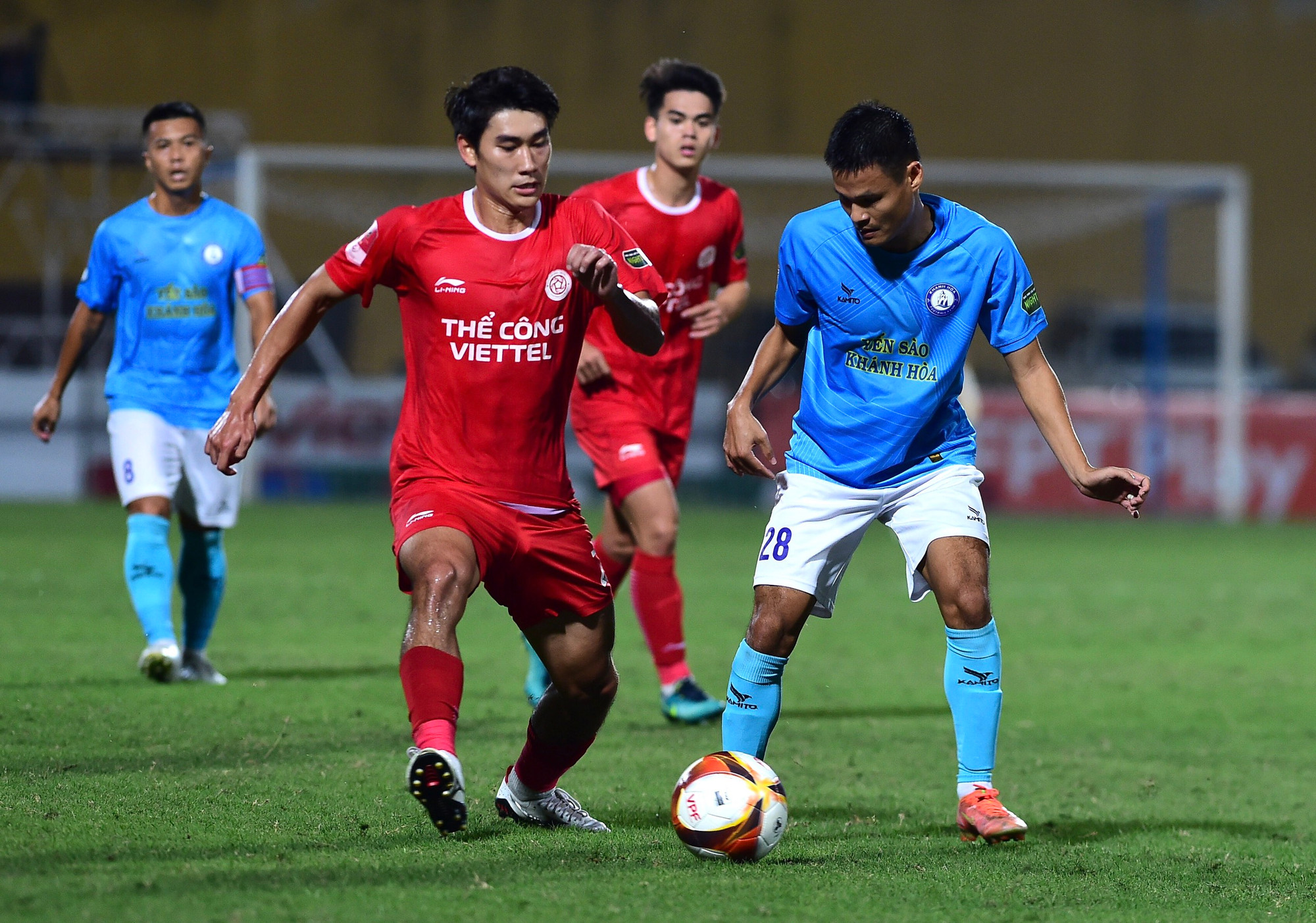 Phút 27, Văn Khang đi bóng khéo léo bên cánh trái rồi căng ngang, tiếc rằng Mạnh Dũng không thể dứt điểm ở cự ly gần.