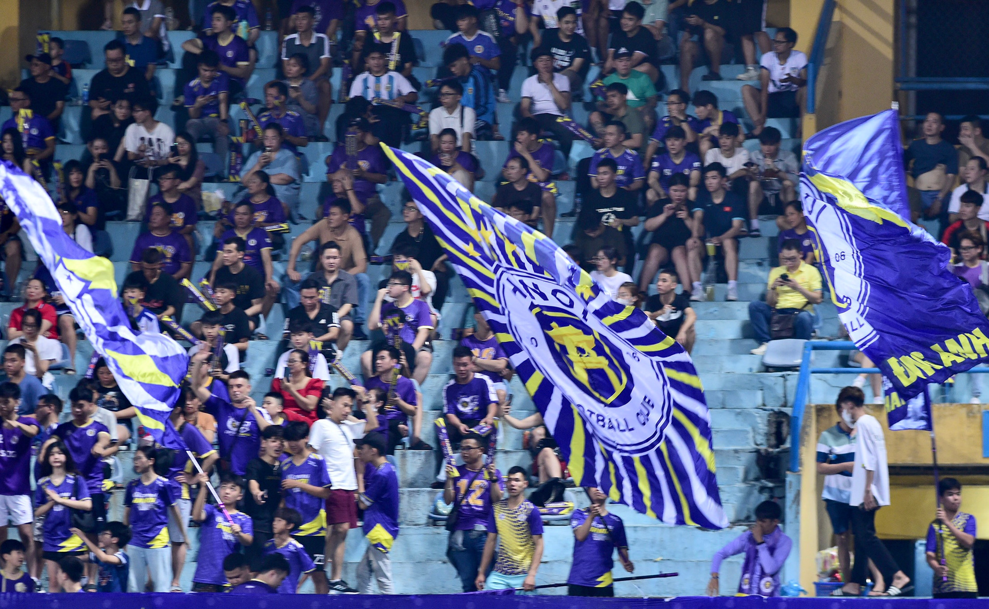 Cổ động viên Hà Nội FC đến với sân nhà Hàng Đẫy. Cổ động viên Hà Nội FC đến với sân nhà Hàng Đẫy.