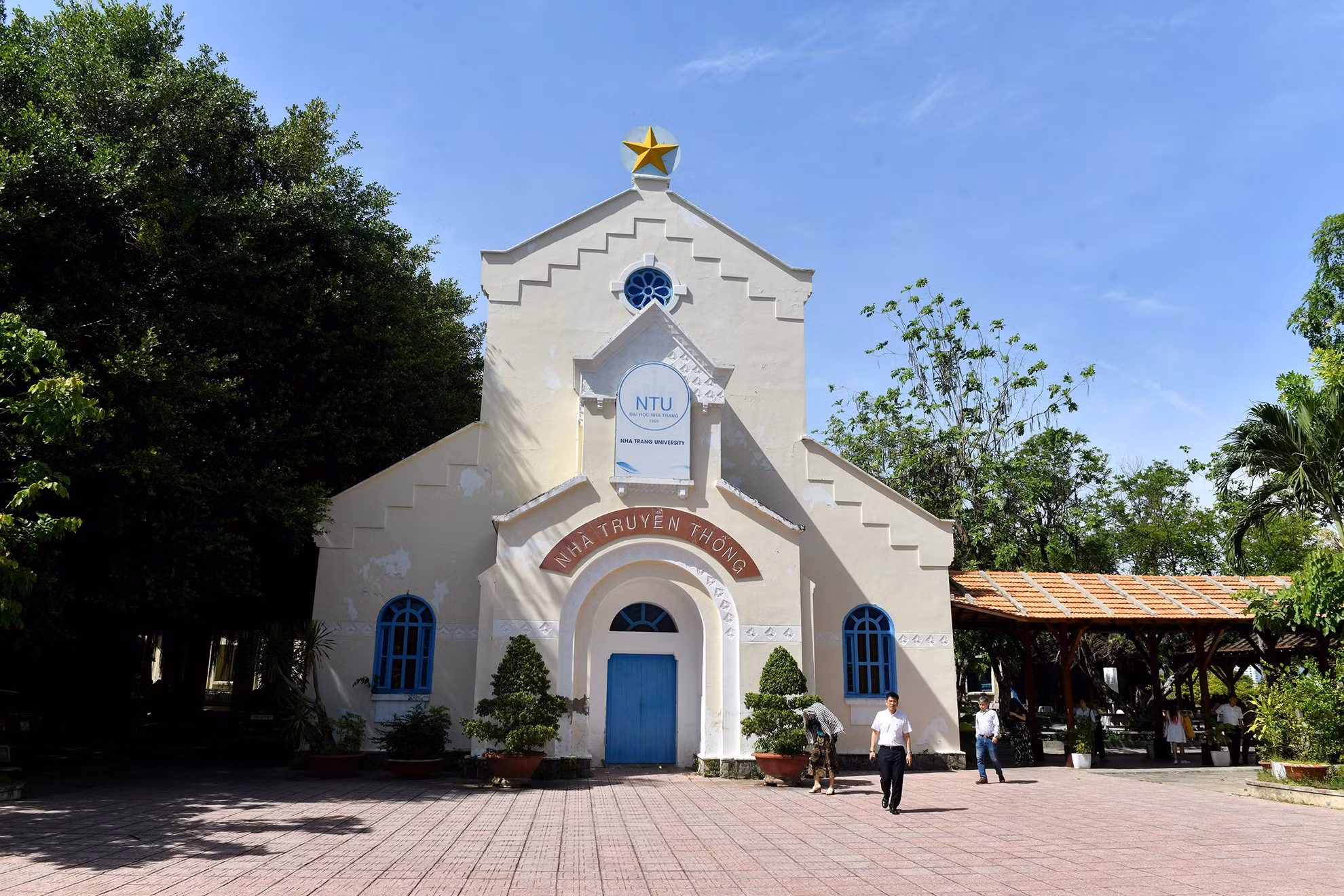 Nhà truyền thống của Trường Đại học Nha Trang được tôn tạo lại từ cơ sở tôn giáo.