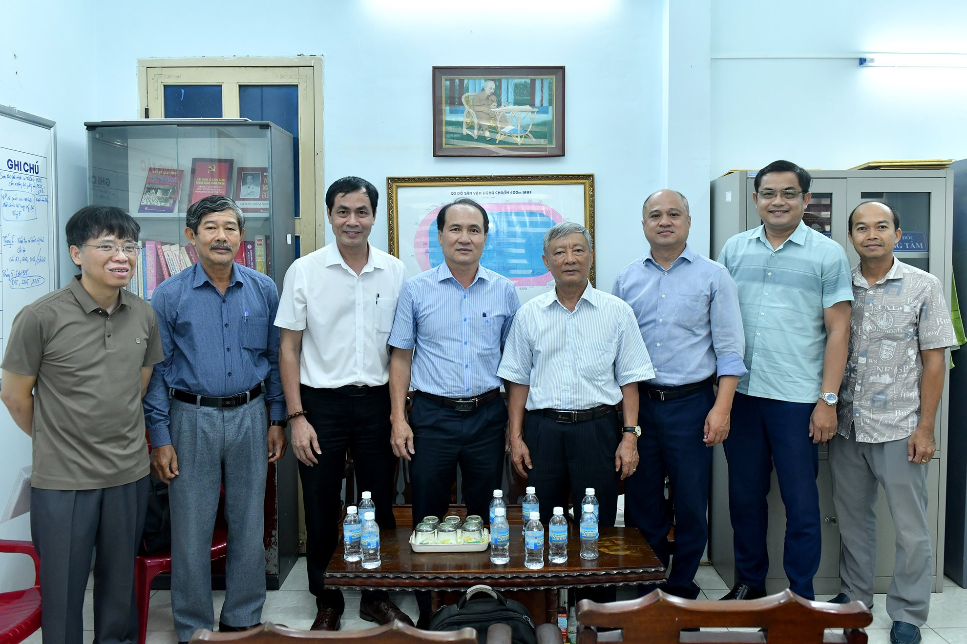 Ban Tổ chức Giải vô địch Bóng bàn quốc gia Báo Nhân Dân lần thứ 42 tranh cúp PetroVietnam-PVCFC năm 2024 chụp ảnh lưu niệm cùng lãnh đạo Sở Văn hóa và Thể thao tỉnh Khánh Hòa.