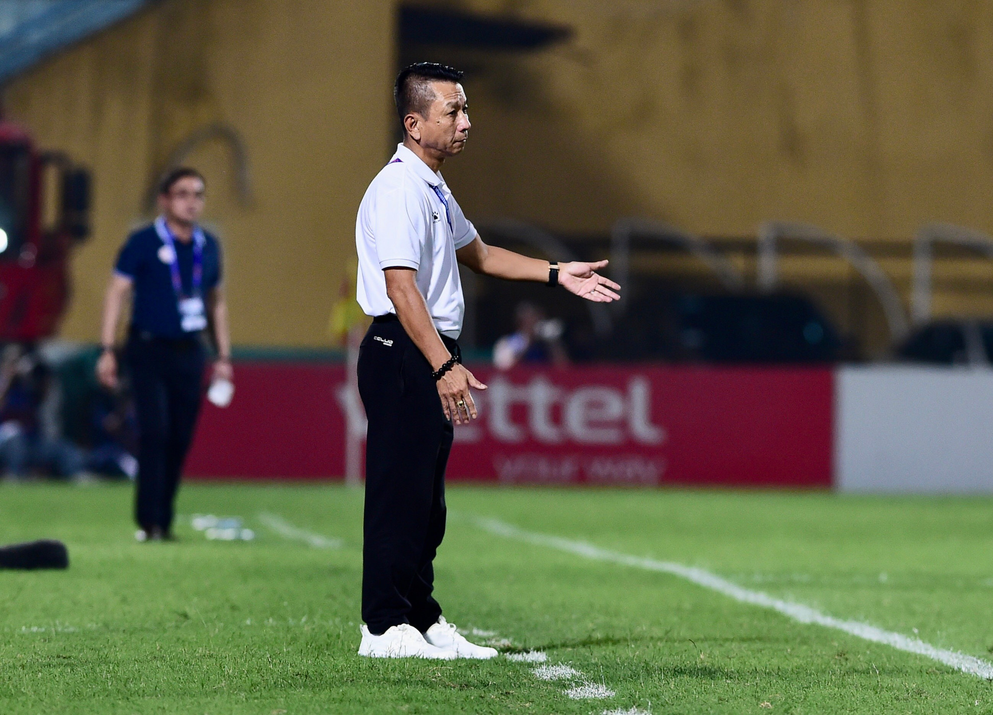 Huấn luyện viên Văn Sỹ Sơn chỉ đạo các cầu thủ Quảng Nam.