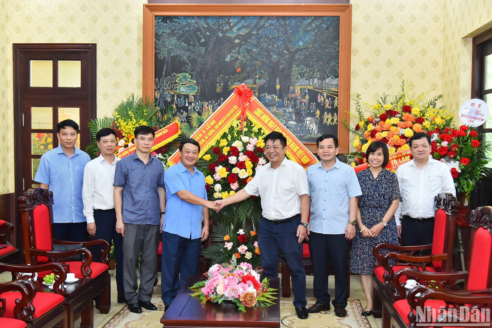 Đồng chí Hầu A Lềnh, Ủy viên Trung ương Đảng, Bộ trưởng, Chủ nhiệm Ủy ban Dân tộc tặng hoa chúc mừng Báo Nhân Dân nhân dịp kỷ niệm 99 năm Ngày Báo chí cách mạng Việt Nam.