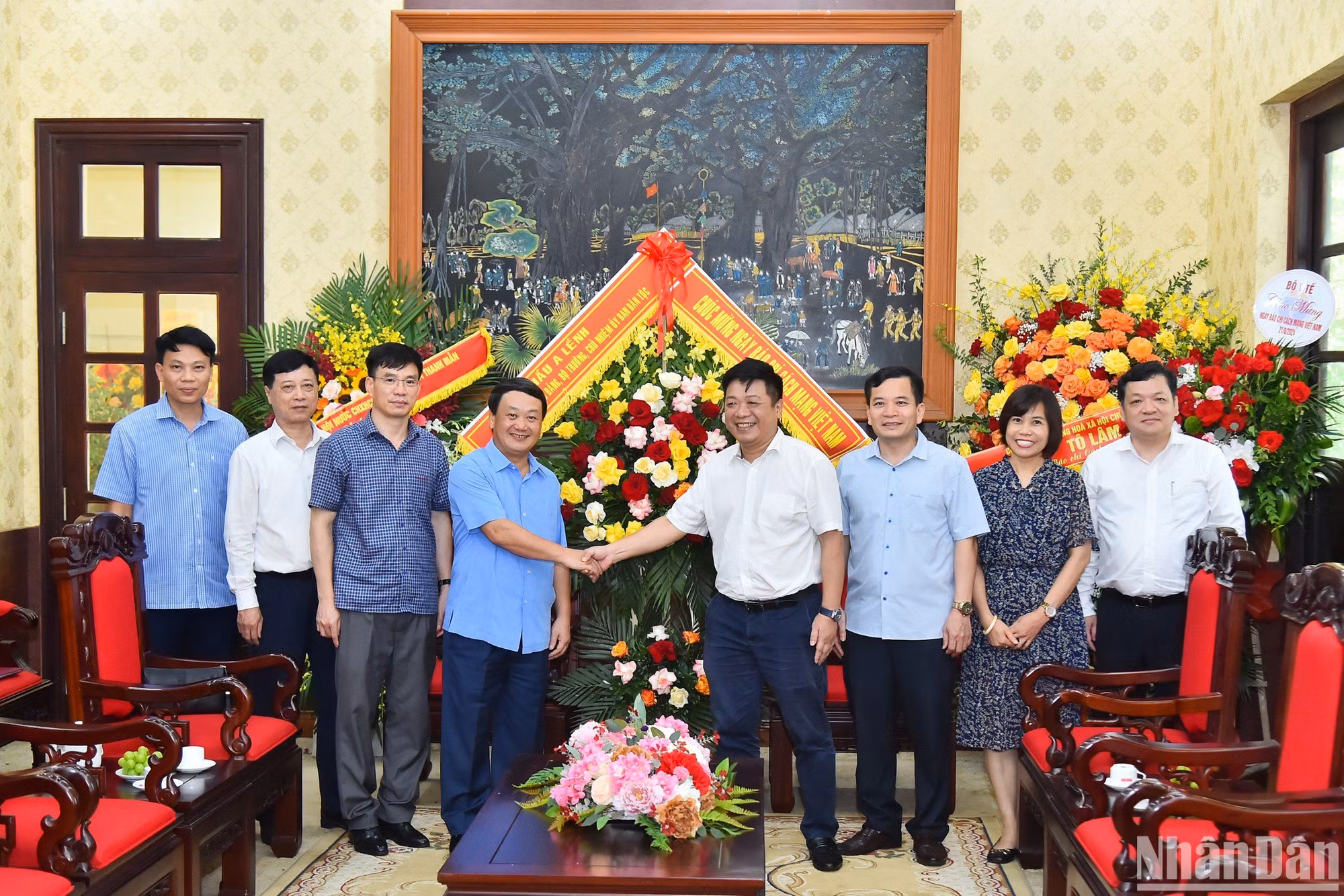 Đồng chí Hầu A Lềnh, Ủy viên Trung ương Đảng, Bộ trưởng, Chủ nhiệm Ủy ban Dân tộc tặng hoa chúc mừng Báo Nhân Dân nhân dịp kỷ niệm 99 năm Ngày Báo chí cách mạng Việt Nam.