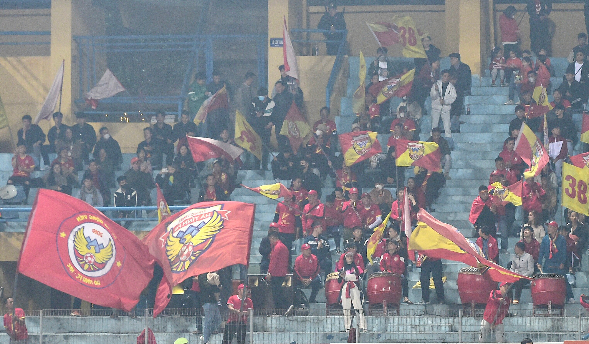 Người hâm mộ Hồng Lĩnh Hà Tĩnh cũng không kém cạnh về sự sôi động.
