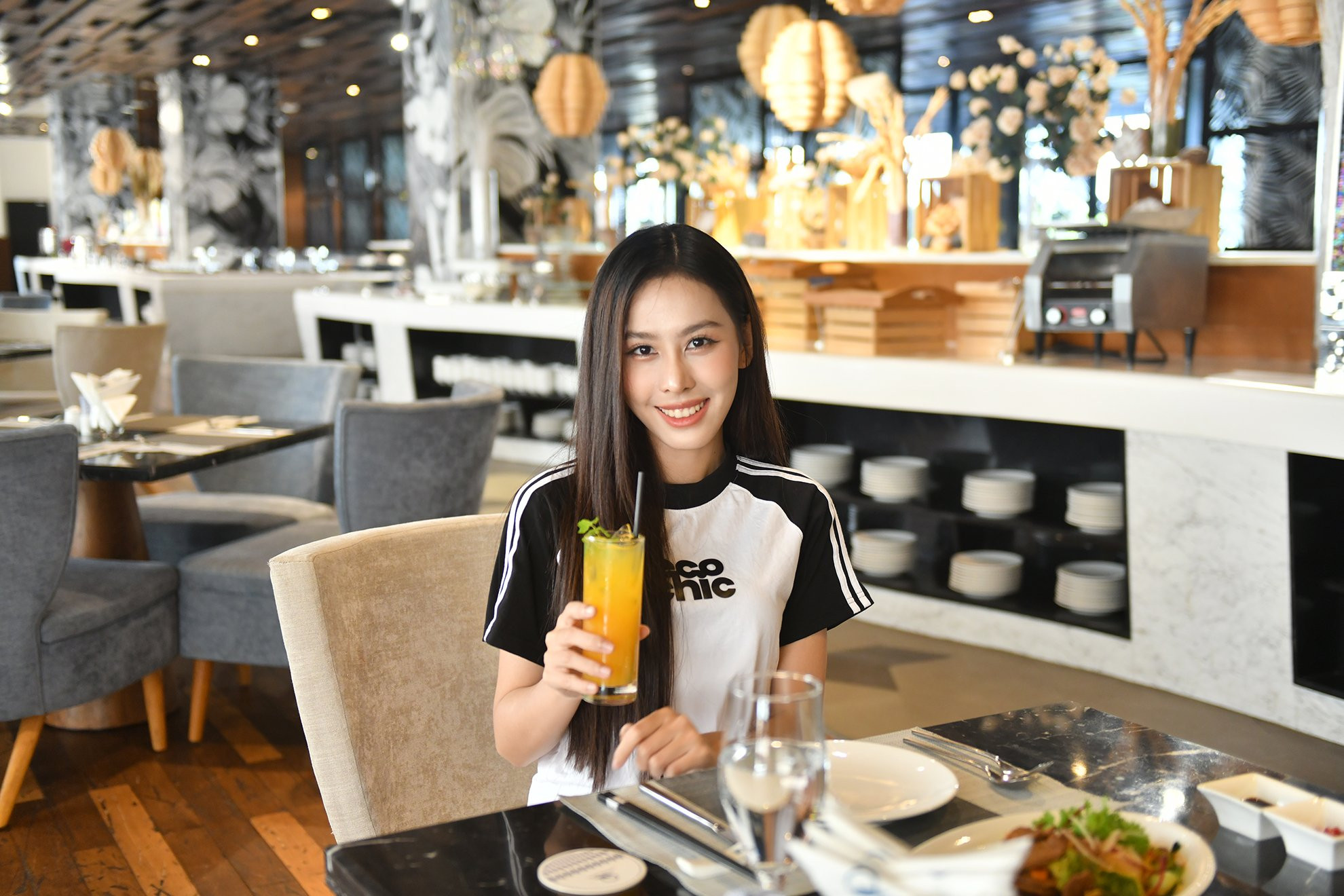 Á hậu cuộc thi Hoa hậu Liên lục địa 2023 sử dụng bữa ăn chay được khách sạn chuẩn bị sẵn. Được biết, Ngọc Hằng đã ăn chay trường từ năm 2020.